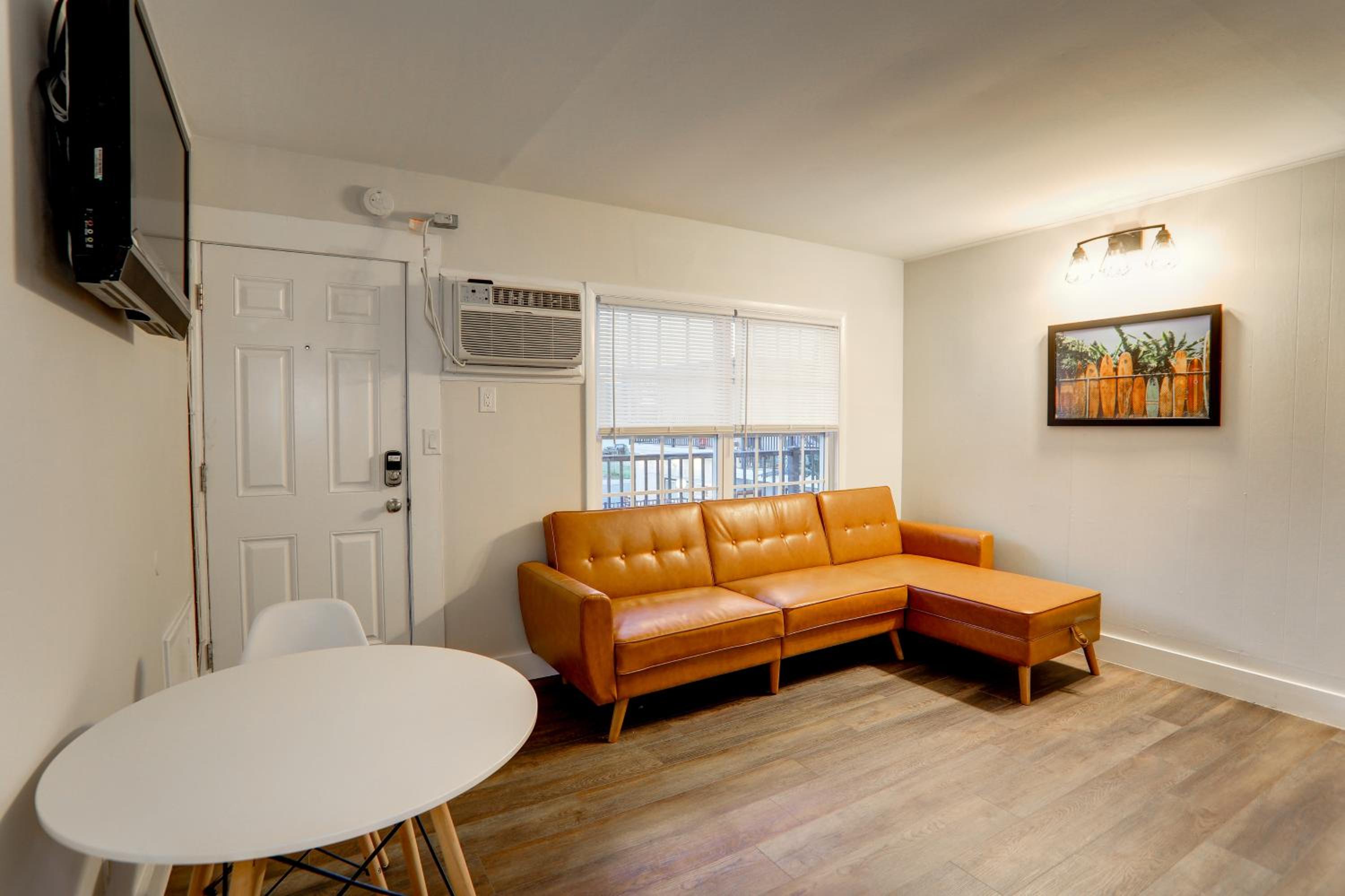 Deluxe Queen Suite photo 3