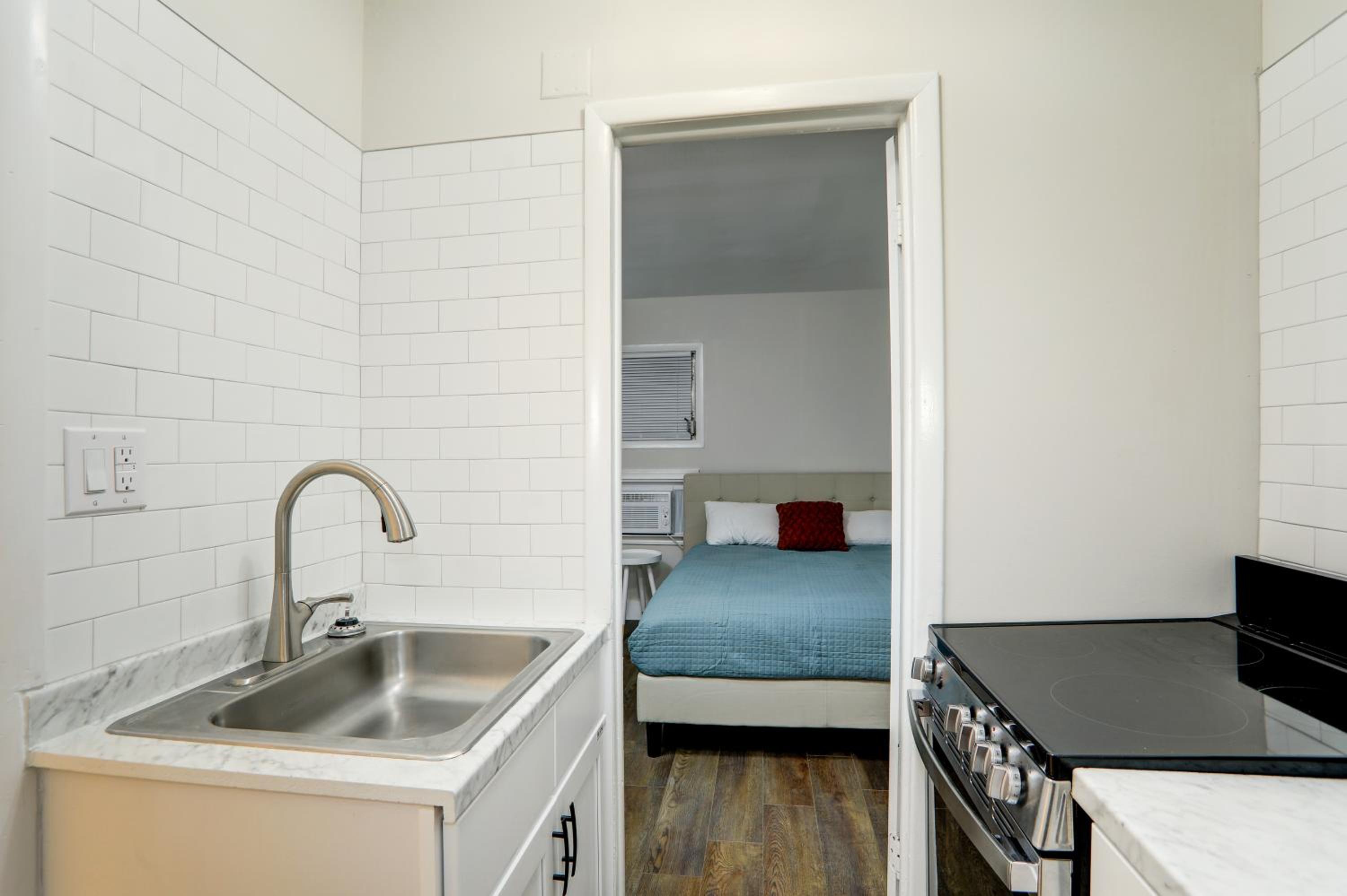 Deluxe Queen Suite photo 2