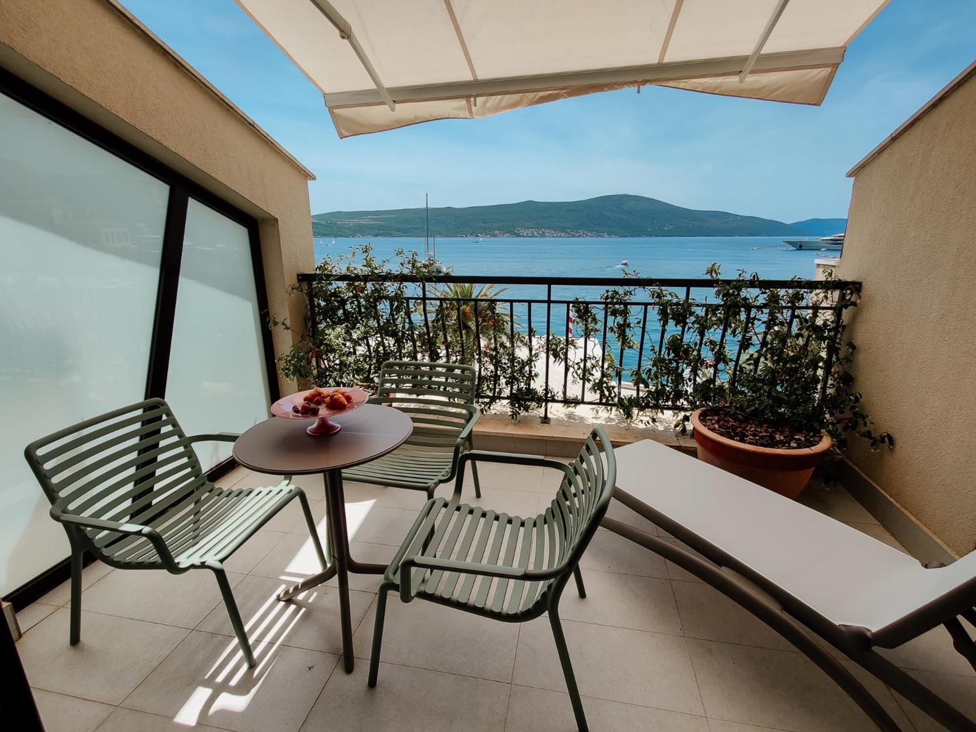 Deluxe Double or Twin Room with Sea View photo 3