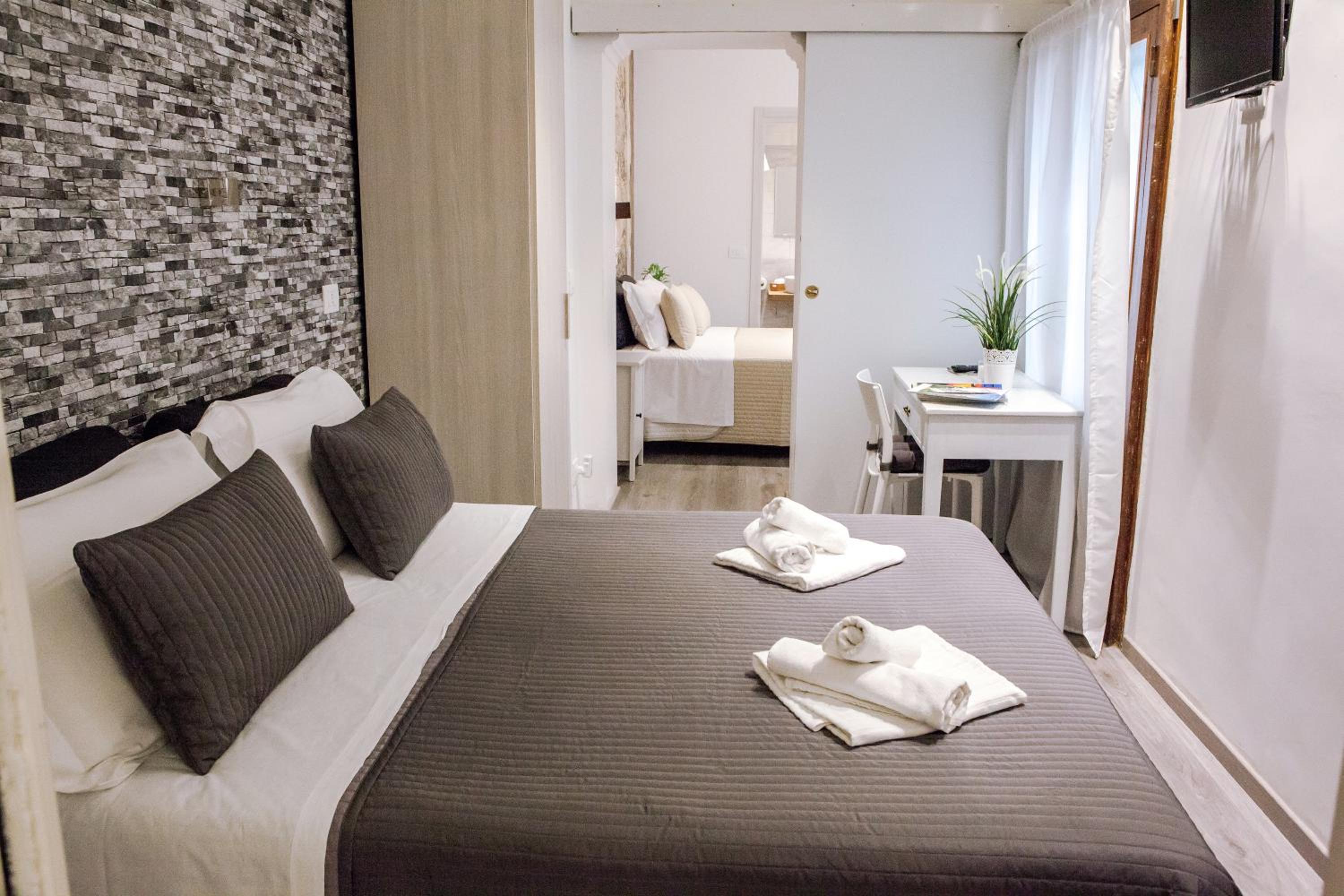 Double Room with Private Bathroom - Photo 5