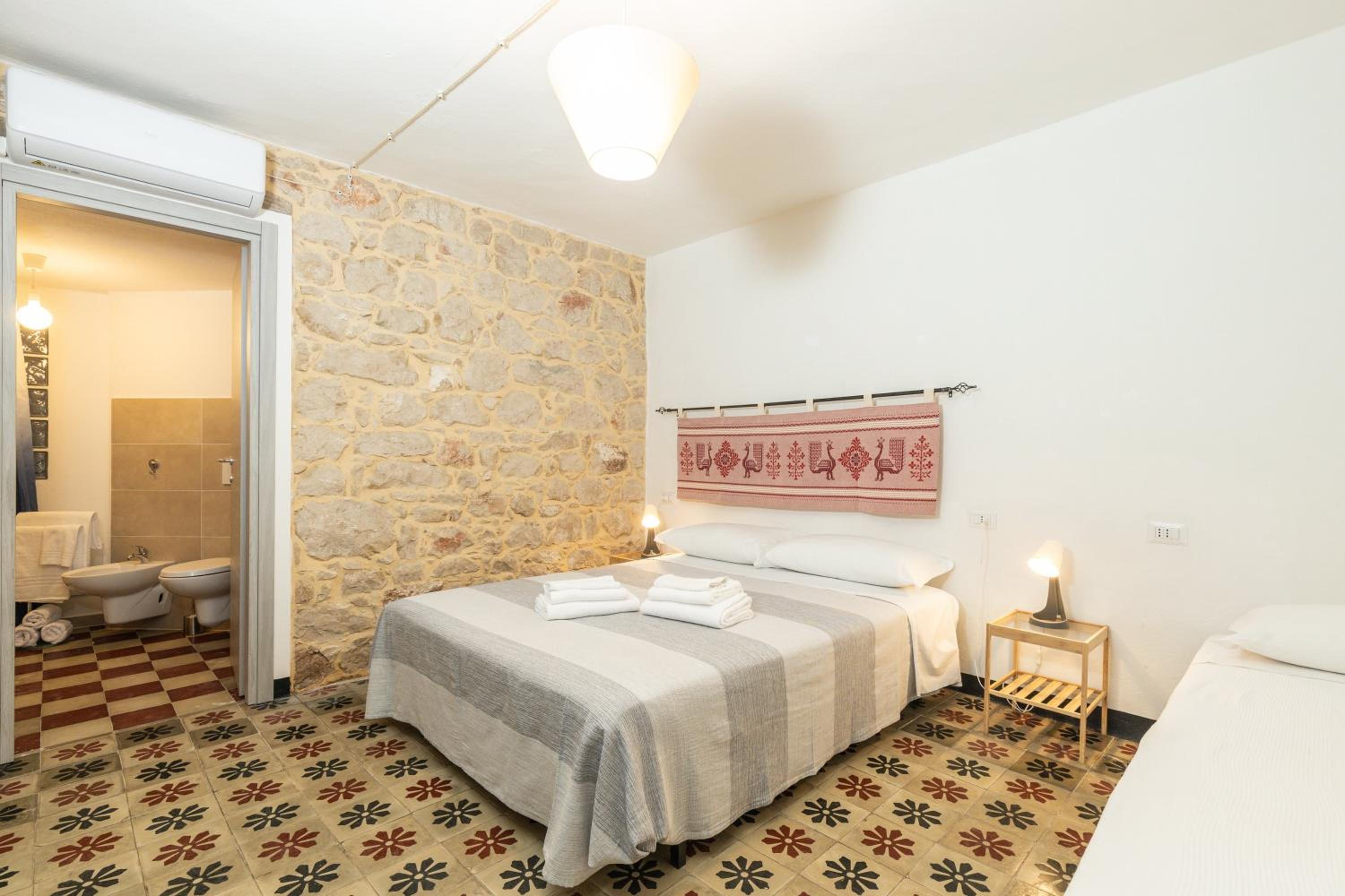 Quadruple Room with Private Bathroom photo 3