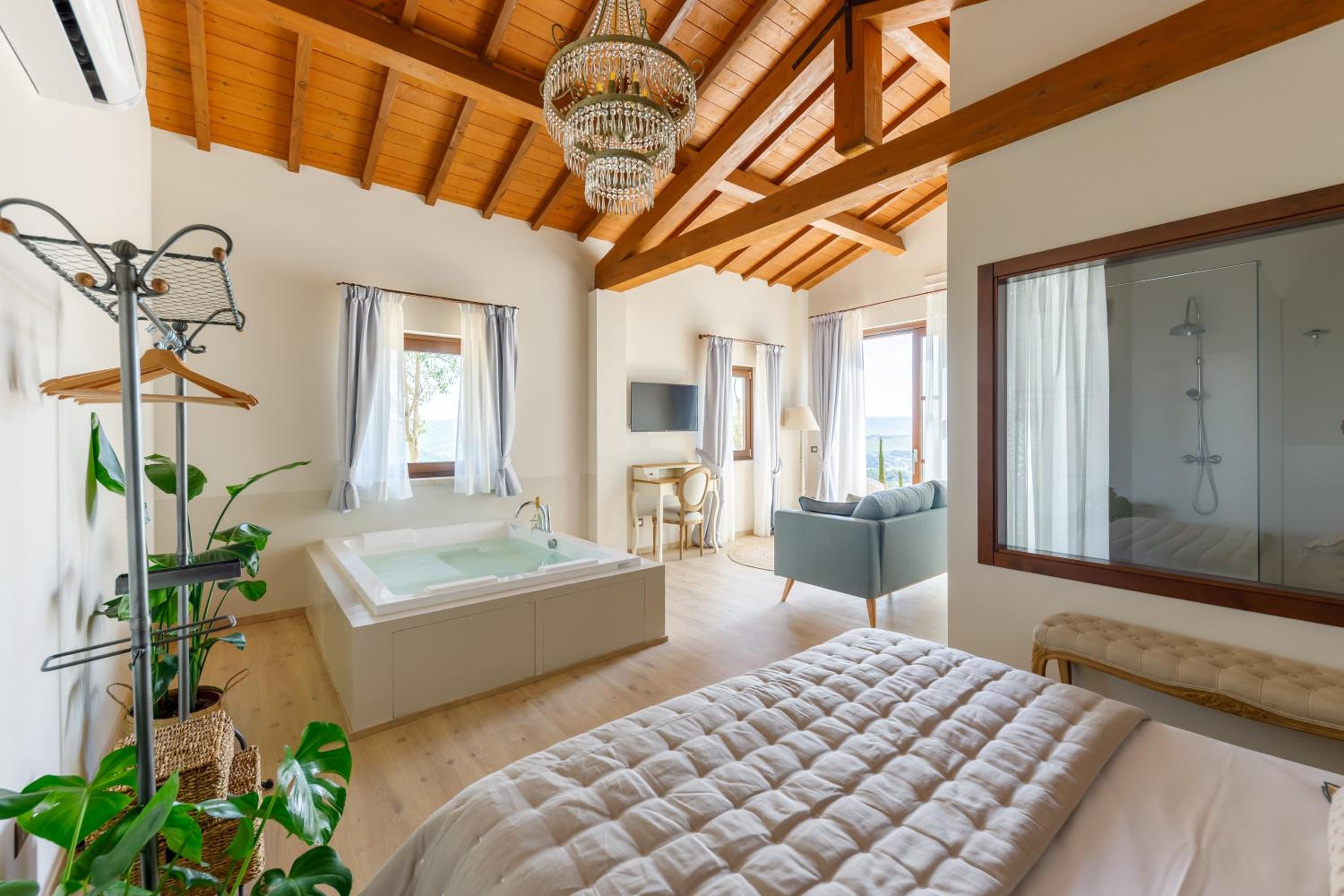 Suite with Spa Bath photo 1