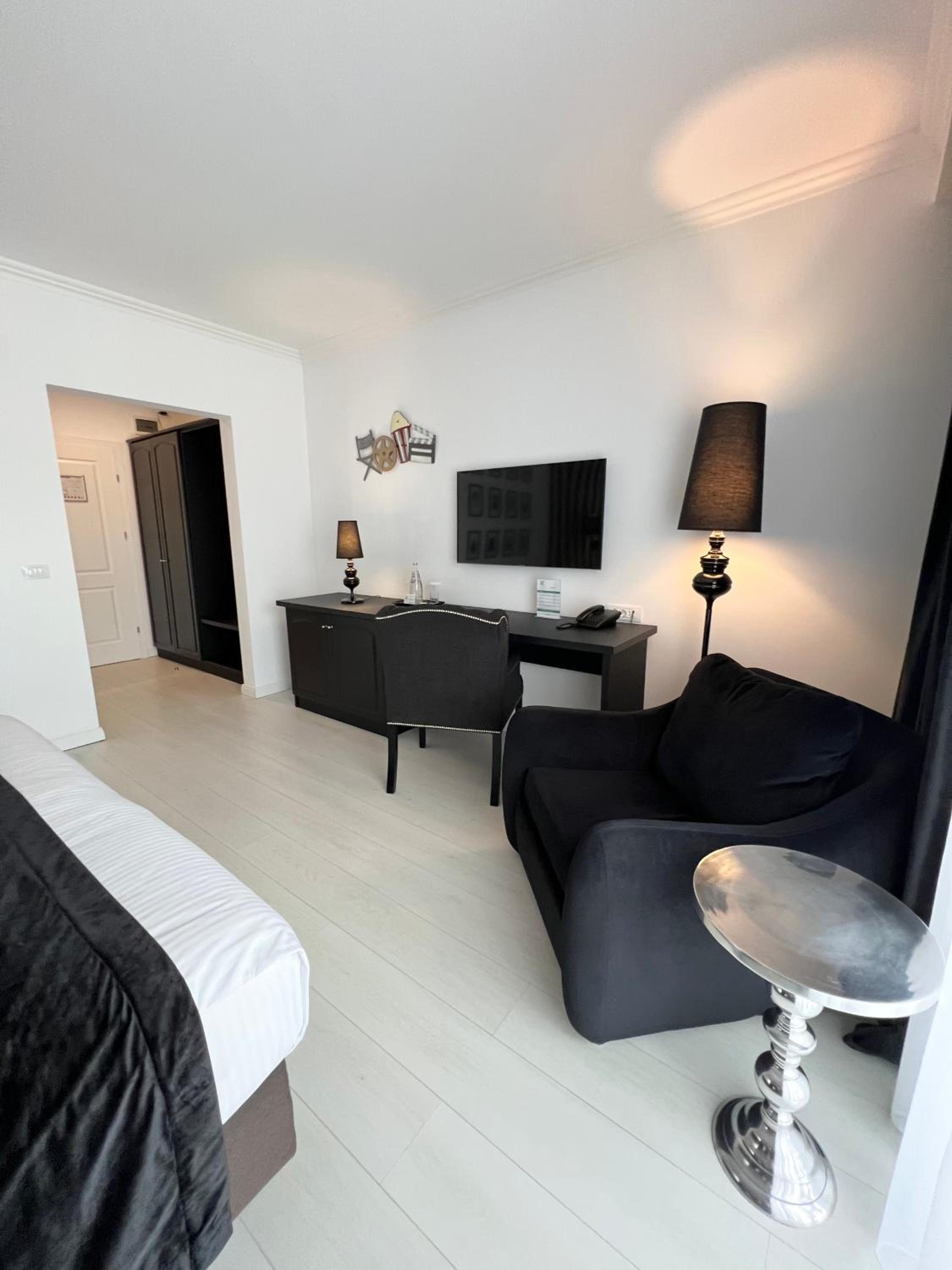 Deluxe Double or Twin Room with Balcony - Photo 6