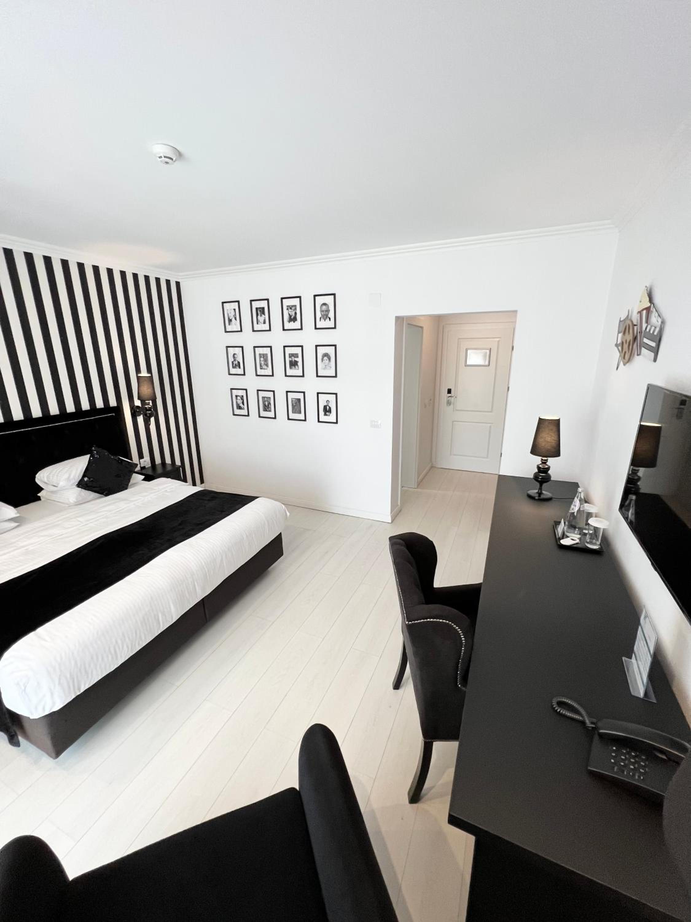 Deluxe Double or Twin Room with Balcony - Photo 3