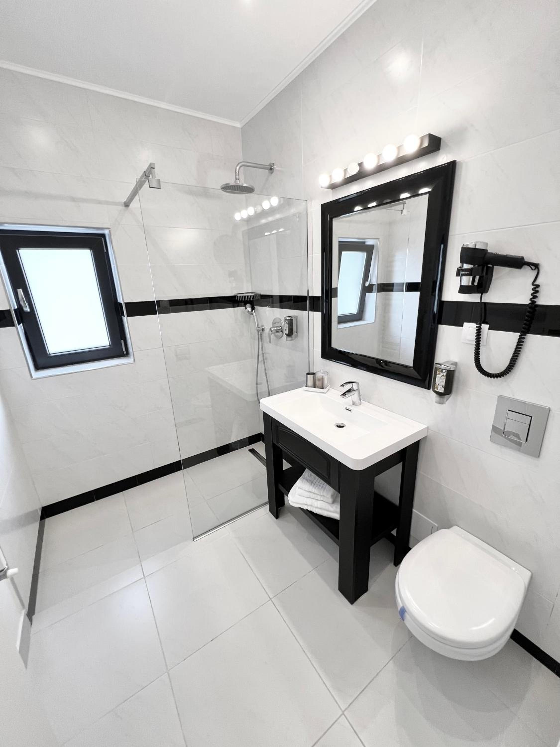 Deluxe Double or Twin Room with Balcony - Photo 8