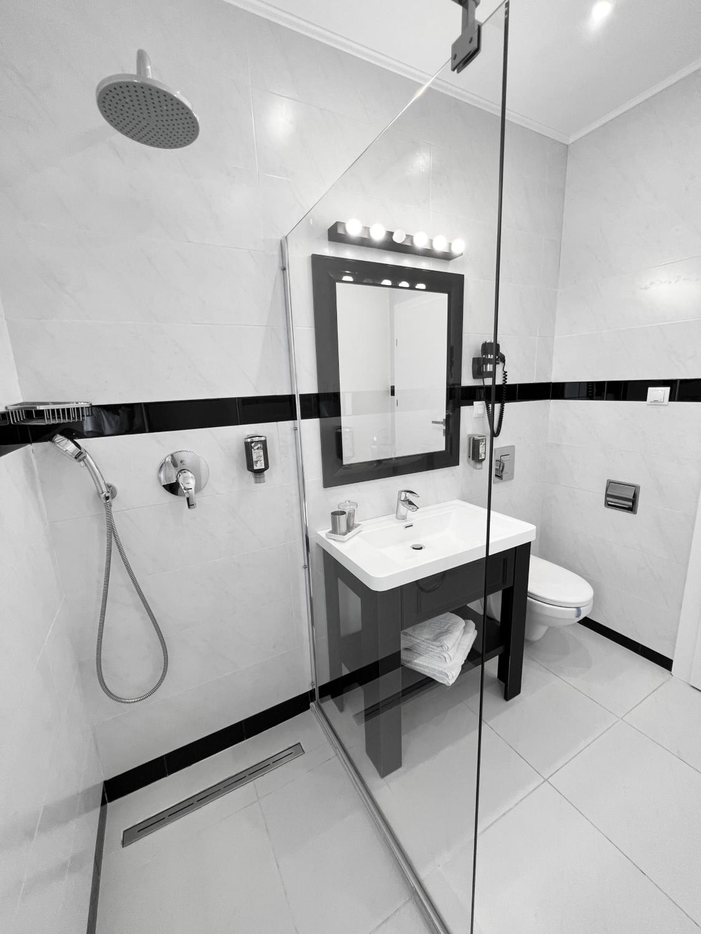 Deluxe Double or Twin Room with Balcony - Photo 9