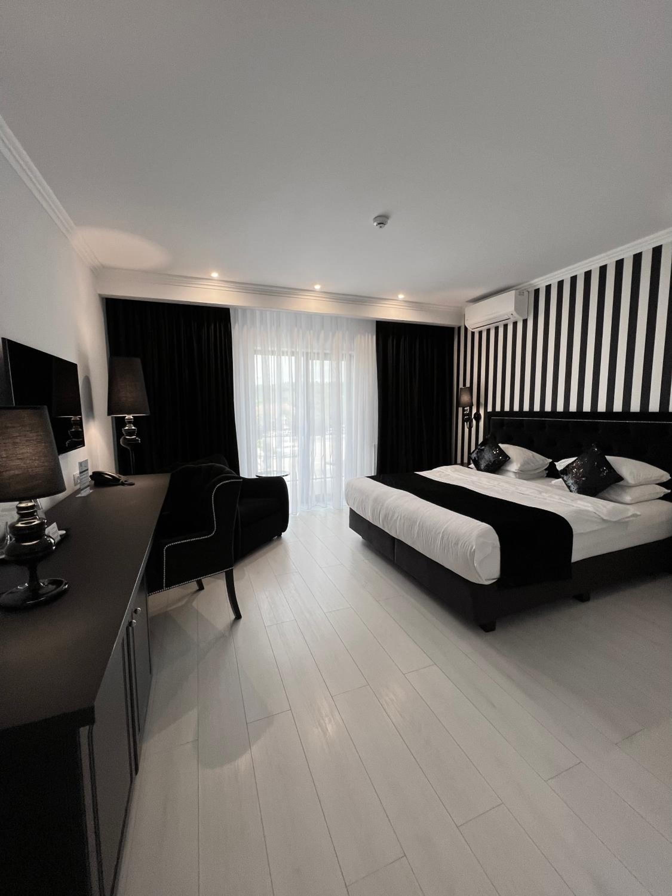 Deluxe Double or Twin Room with Balcony - Photo 4