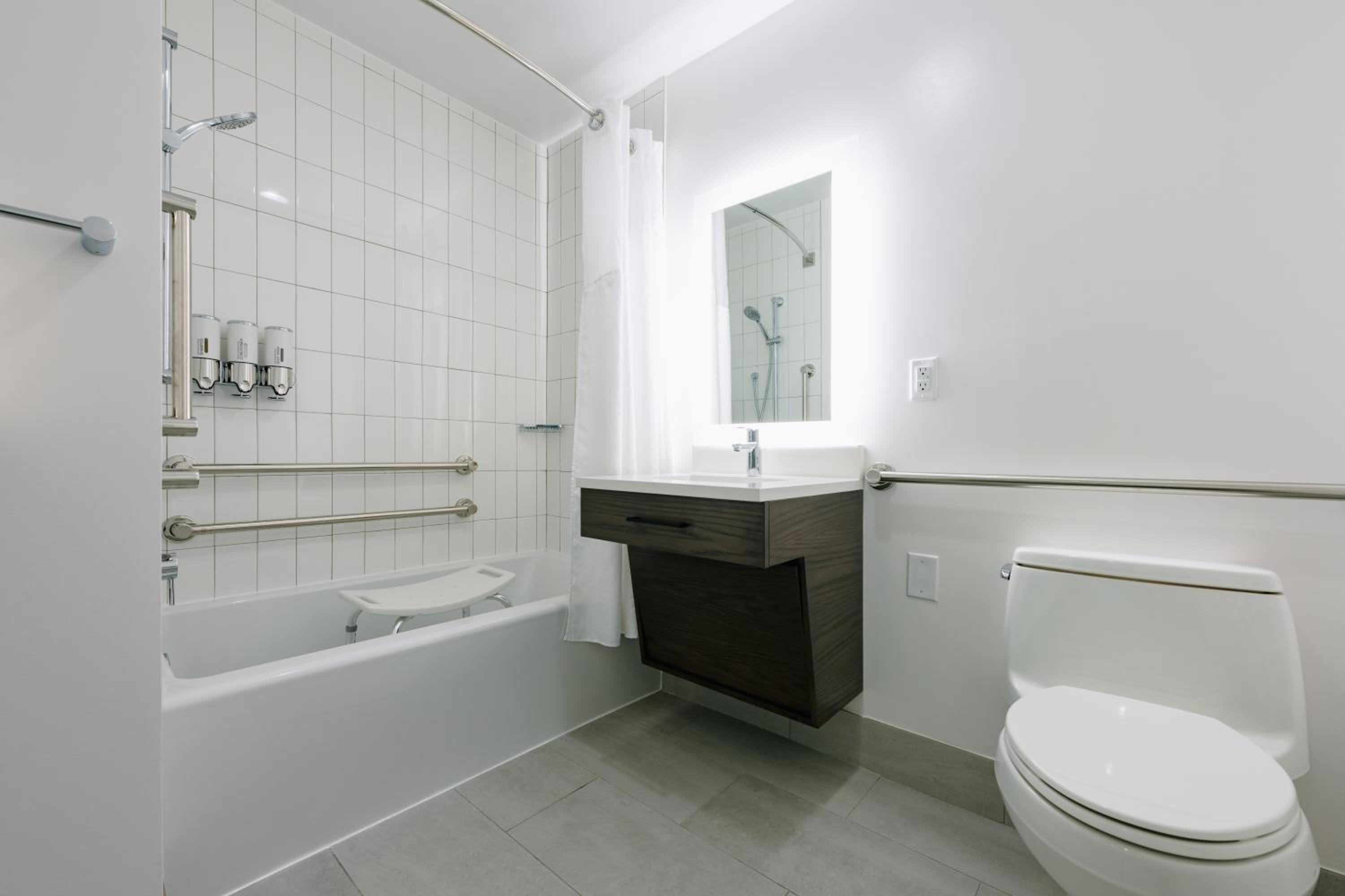 Queen Room with Two Queen Beds with Bath Tub - Disability Access/Non Smoking - Photo 4