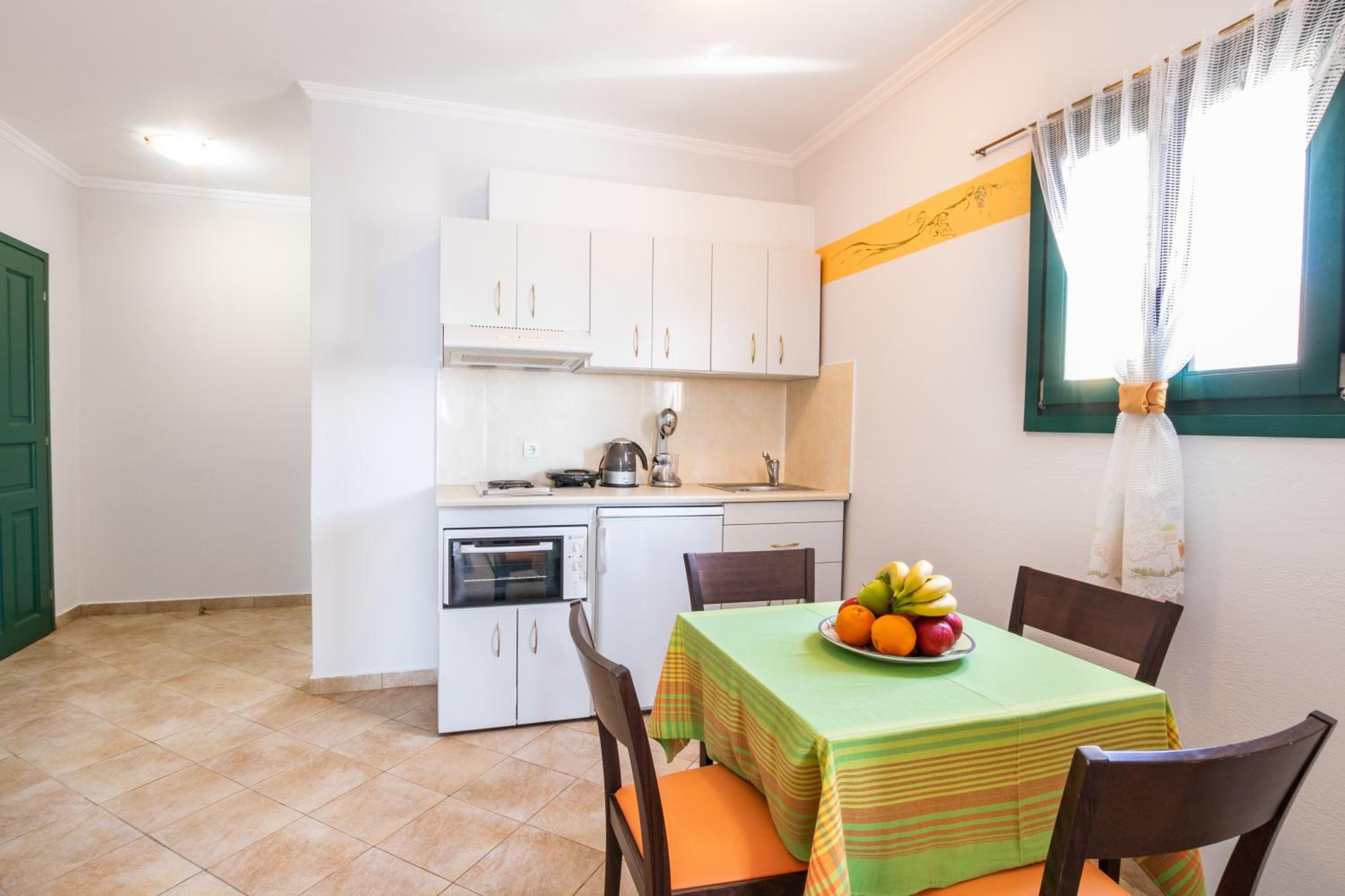 Large One-Bedroom Apartment - Photo 7