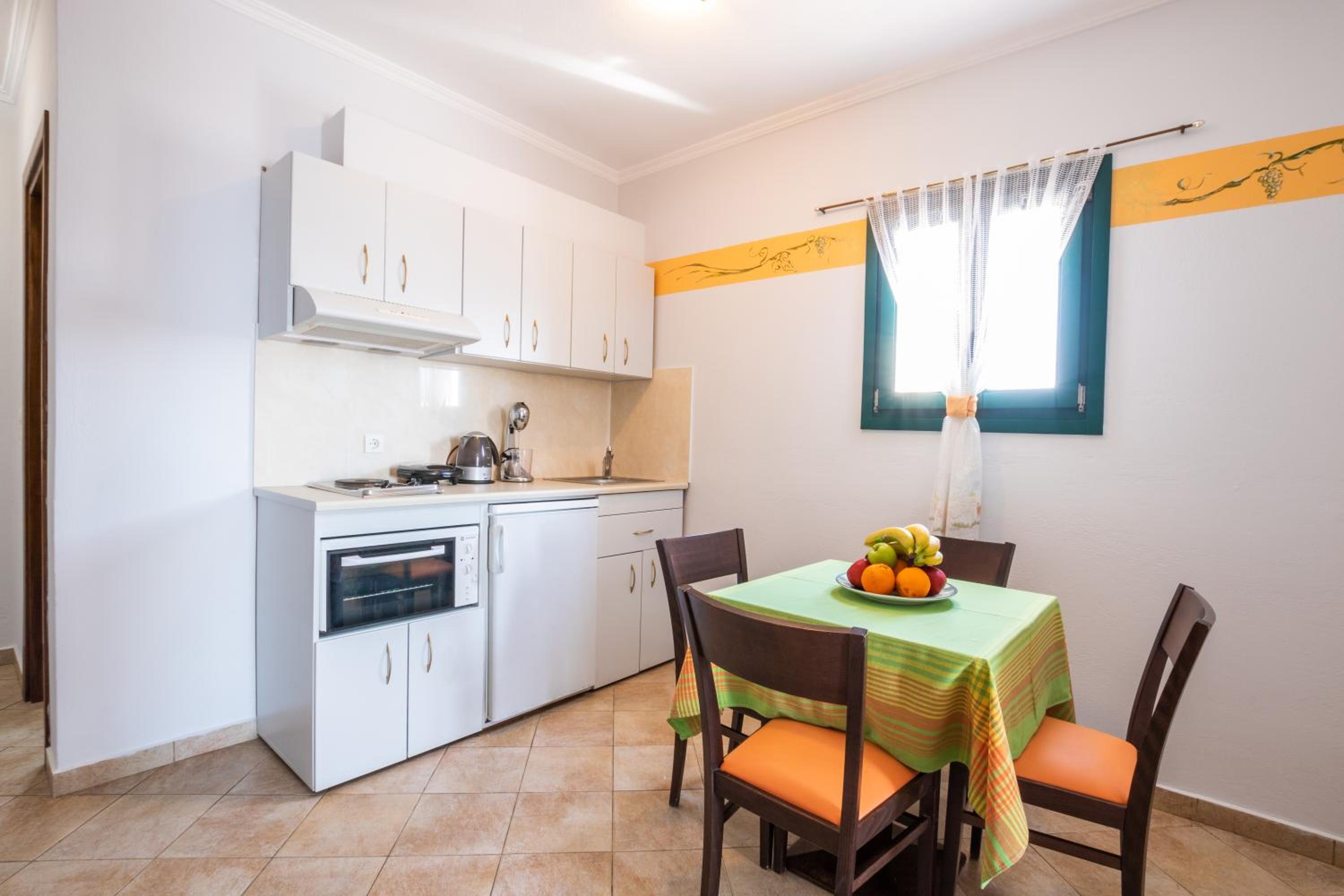 Large One-Bedroom Apartment - Photo 3