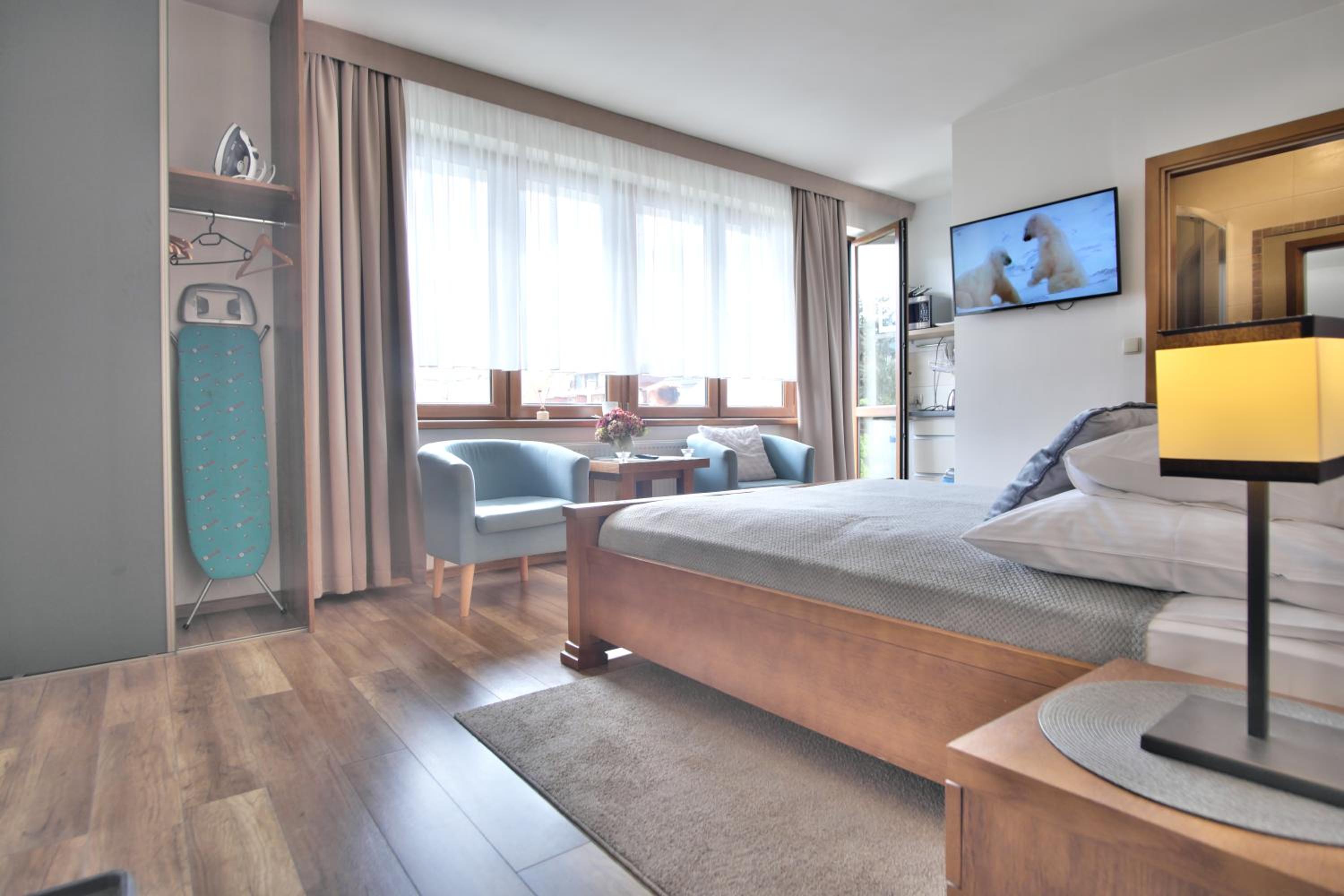 Deluxe Room with Balcony and Mountain View