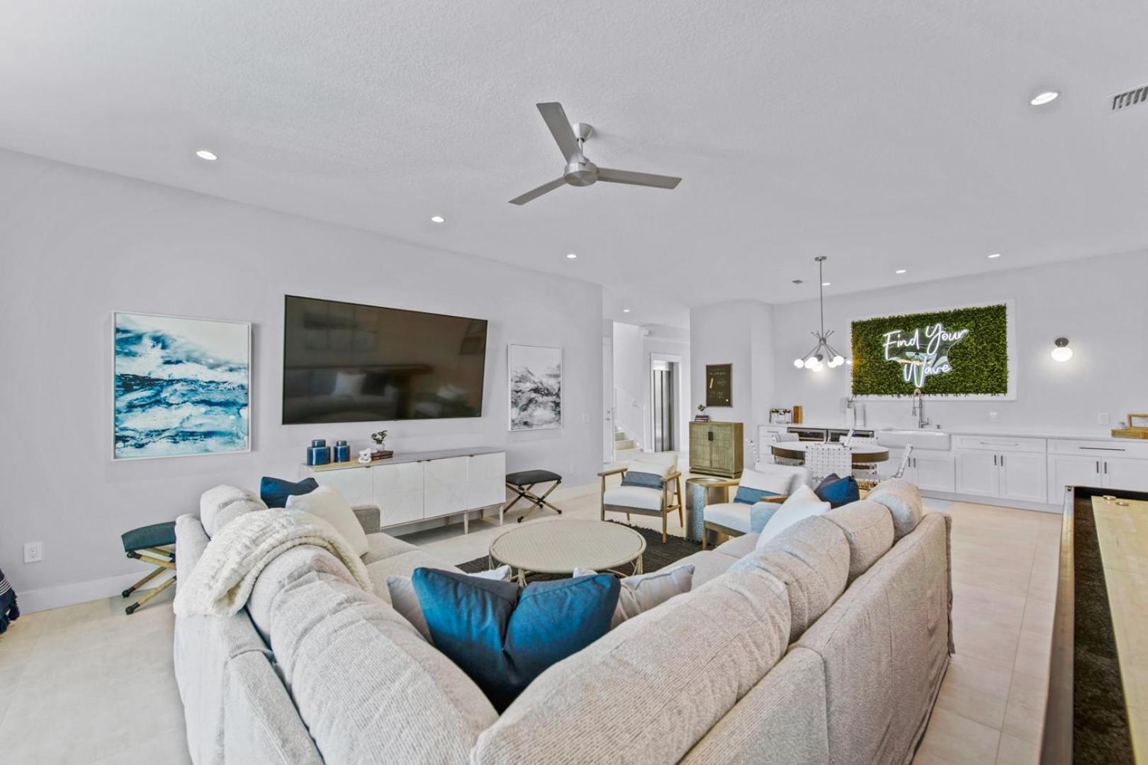 Six-Bedroom House photo 1