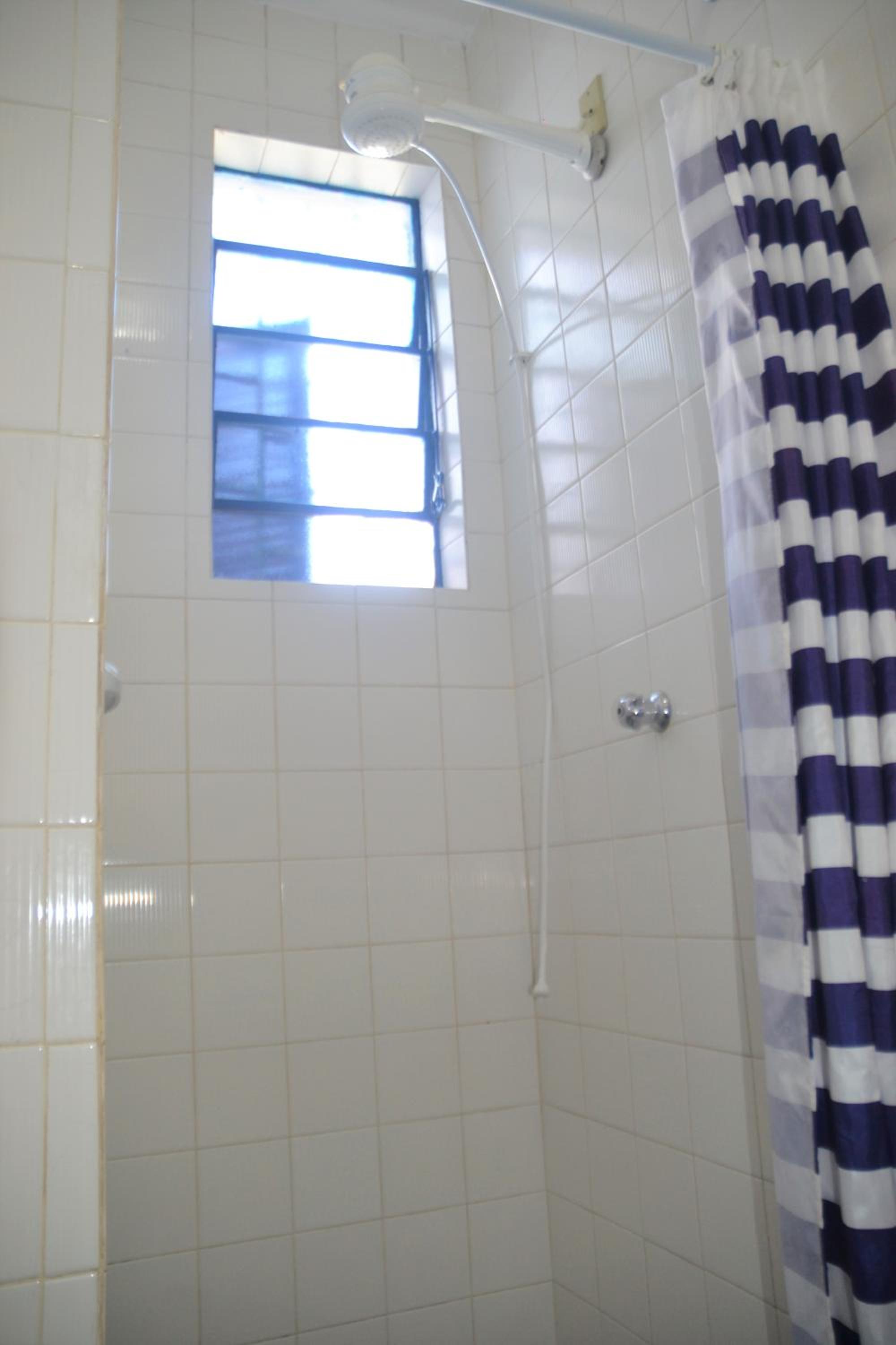 Quadruple Room with Private Bathroom - Photo 19