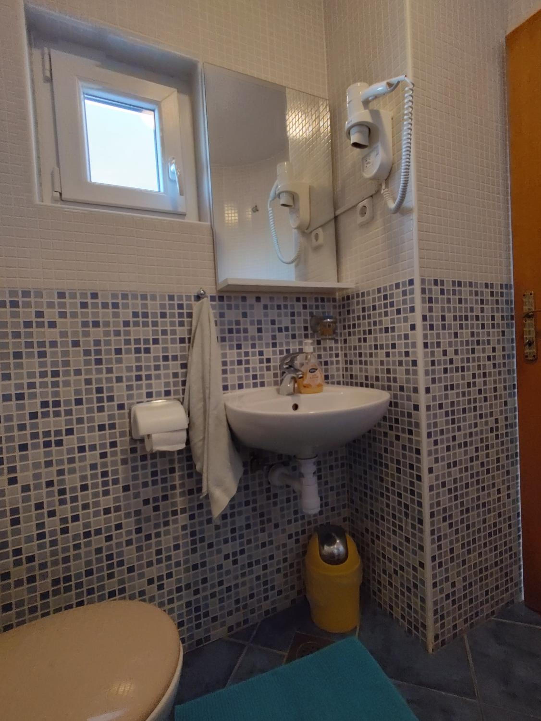 One-Bedroom Apartment - Photo 3