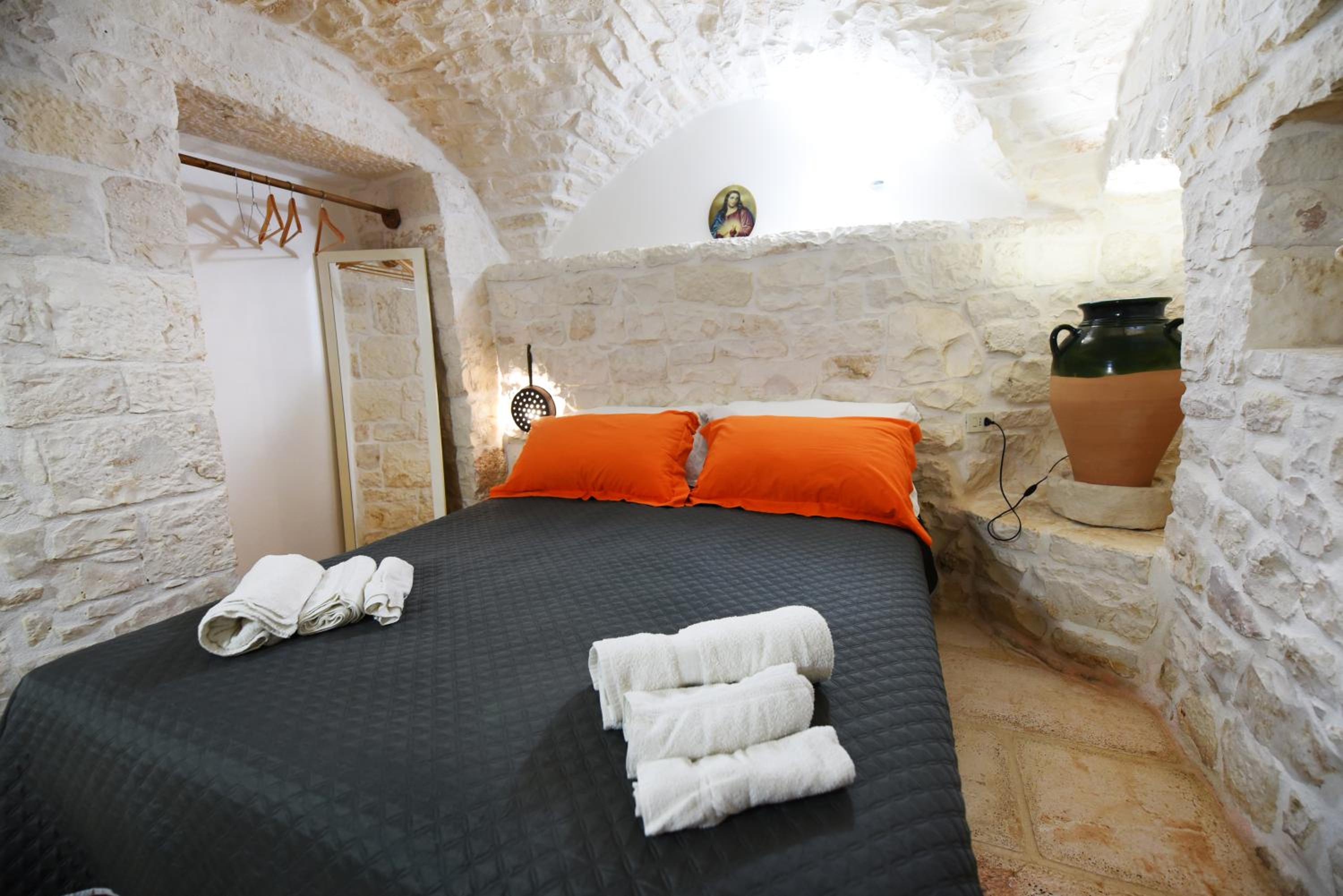 Two-Bedroom House - Photo 22