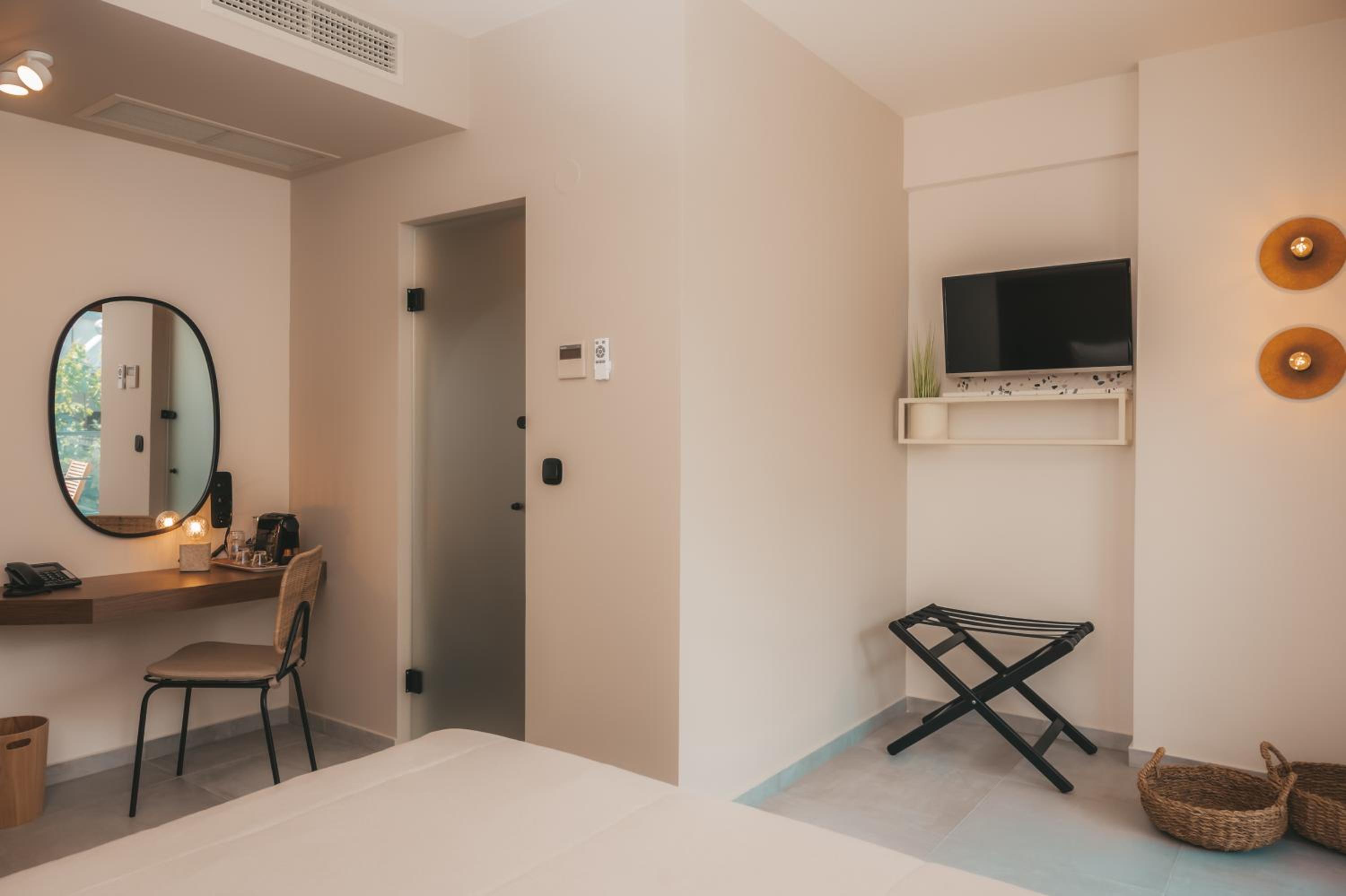 Deluxe Double Room with Balcony photo 2