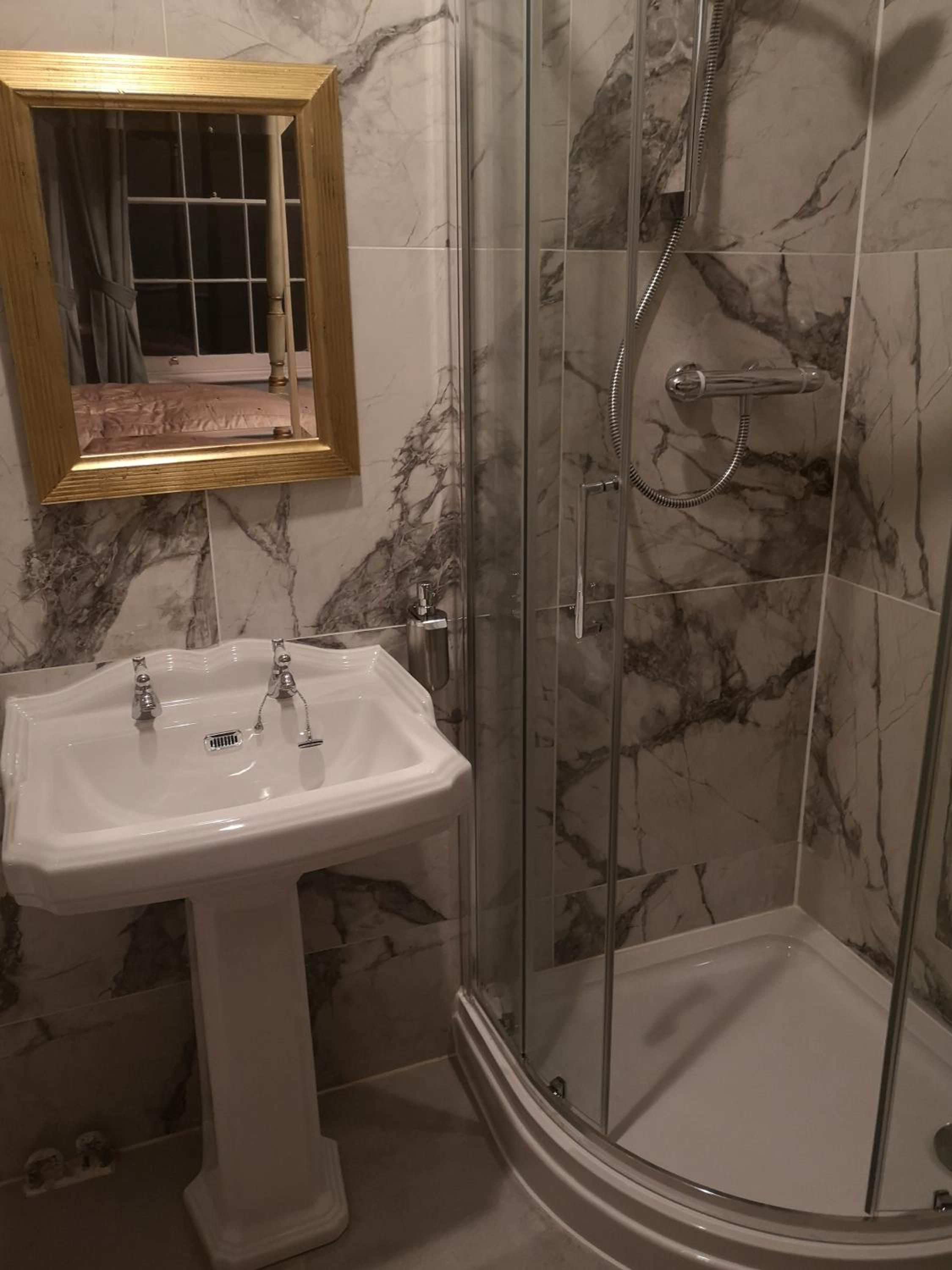 Double Room with Private Bathroom - Photo 13
