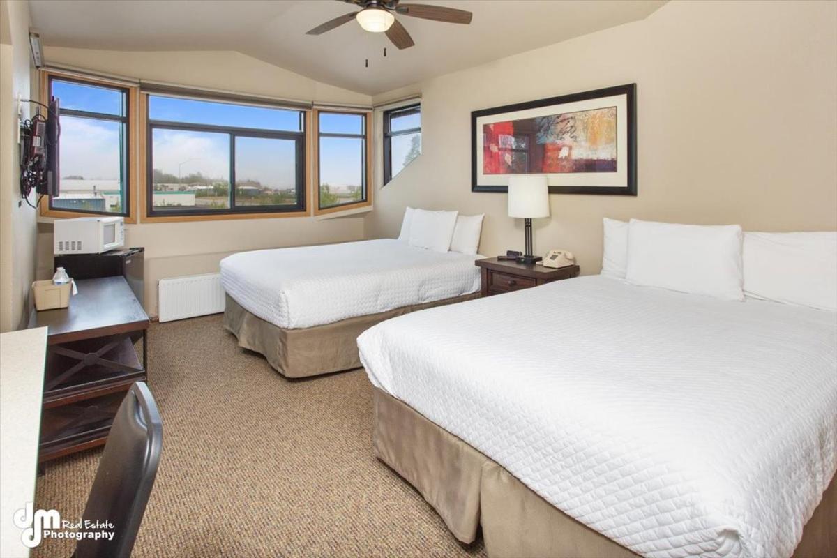 Queen Room with Two Queen Beds photo 1