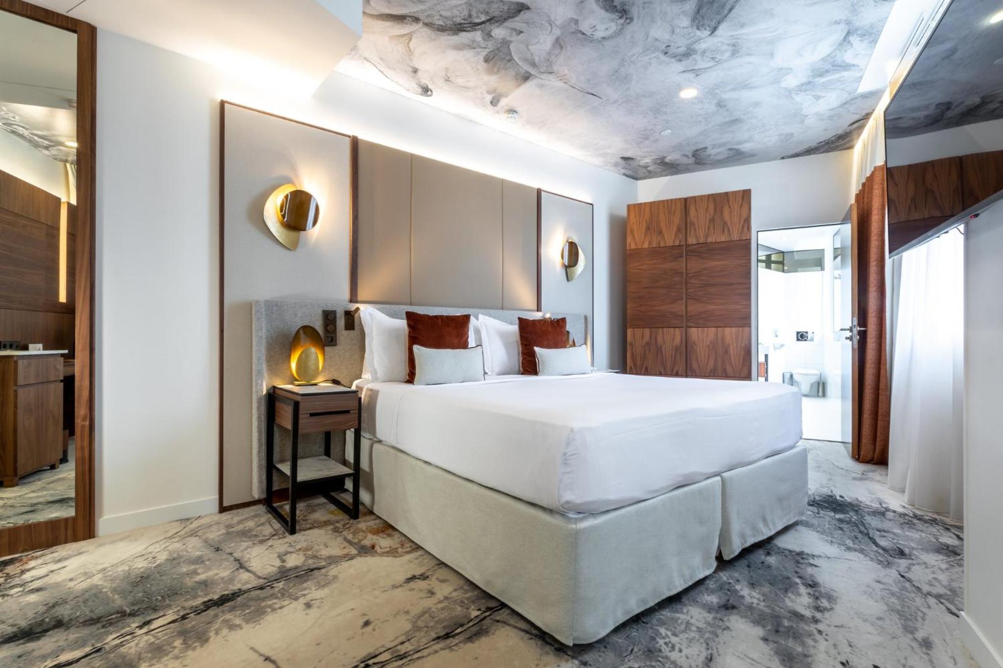 Premium King Room thumbnail 6