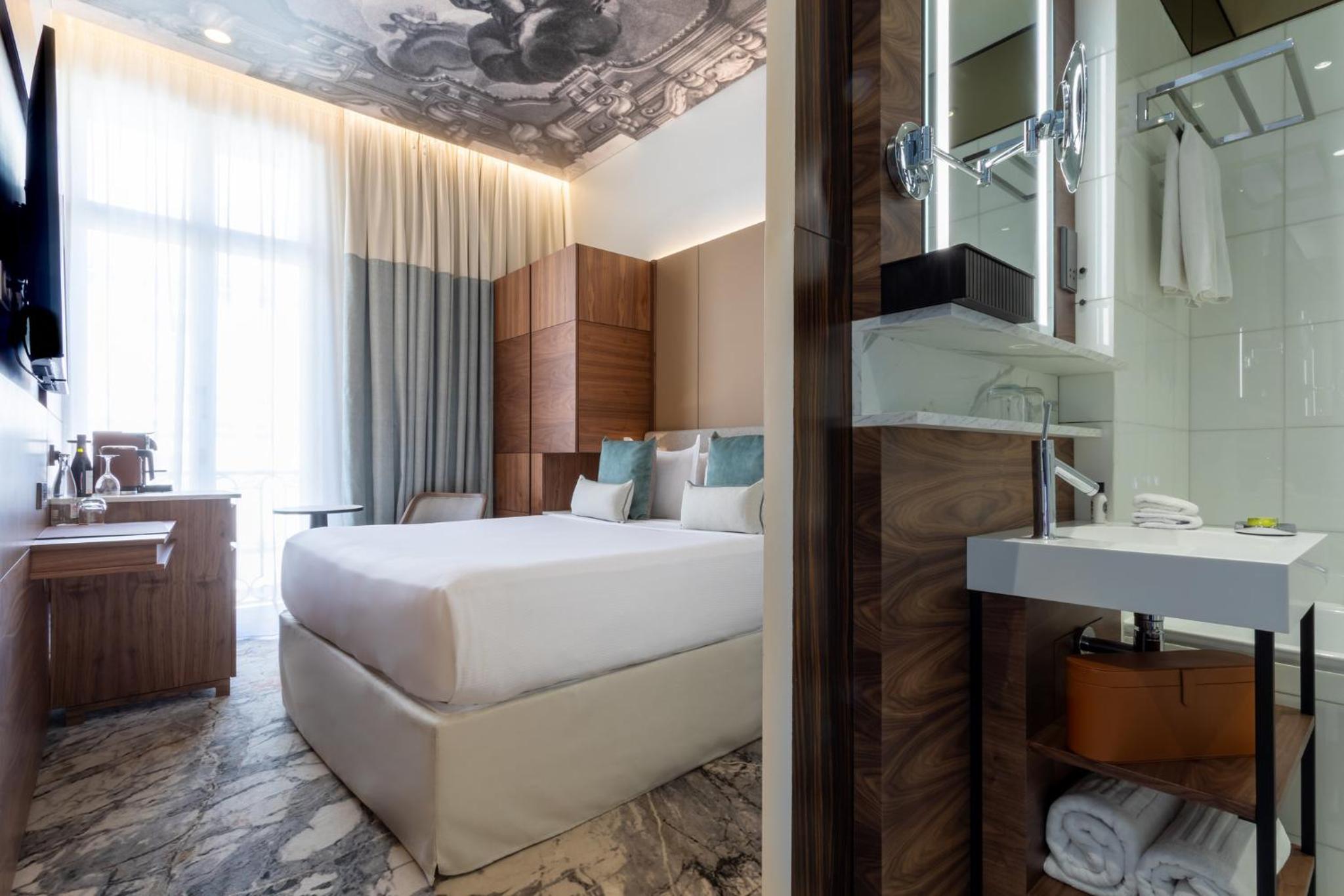 Classic Queen Room with Balcony