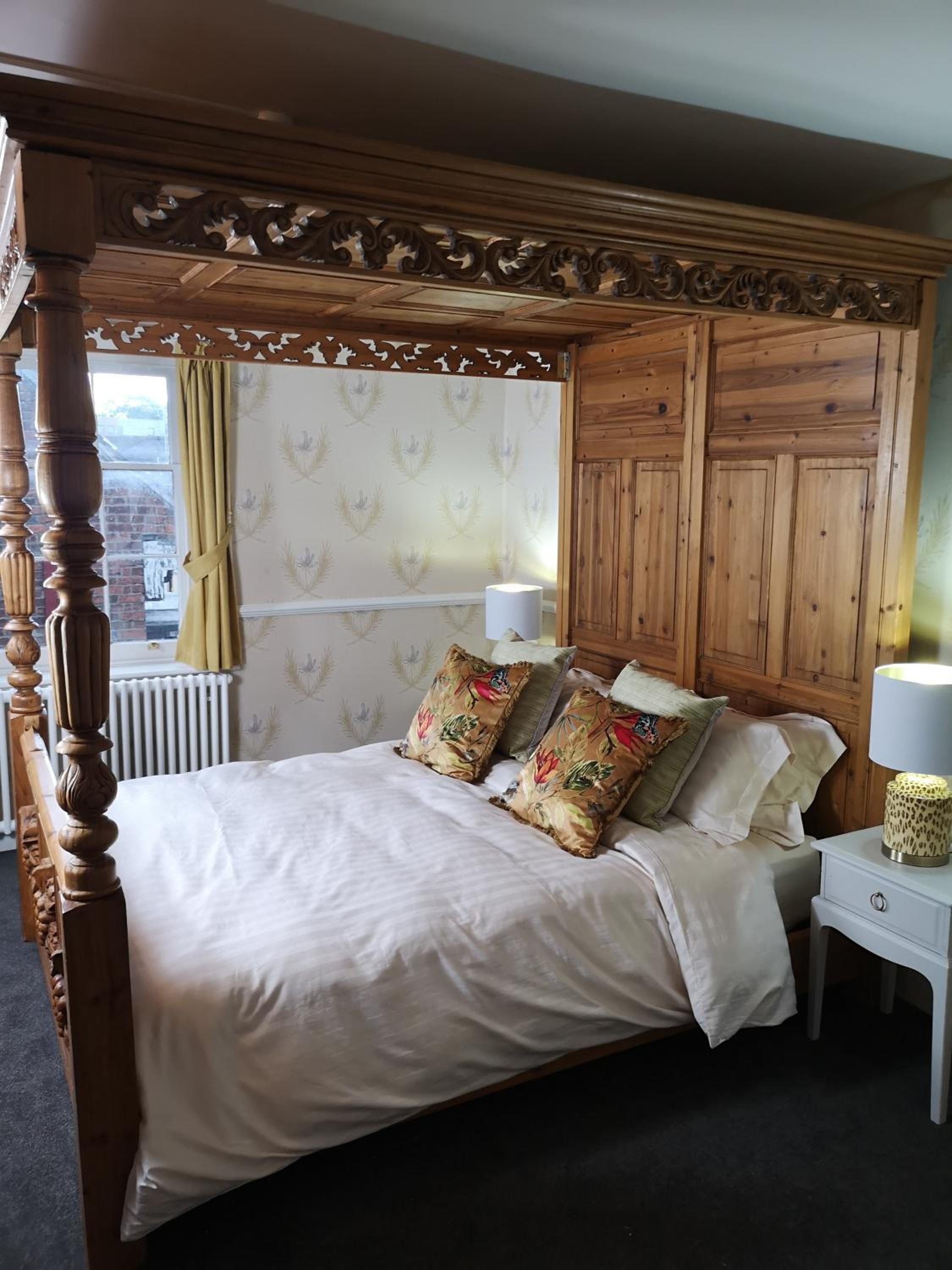Deluxe King Room - Photo 15