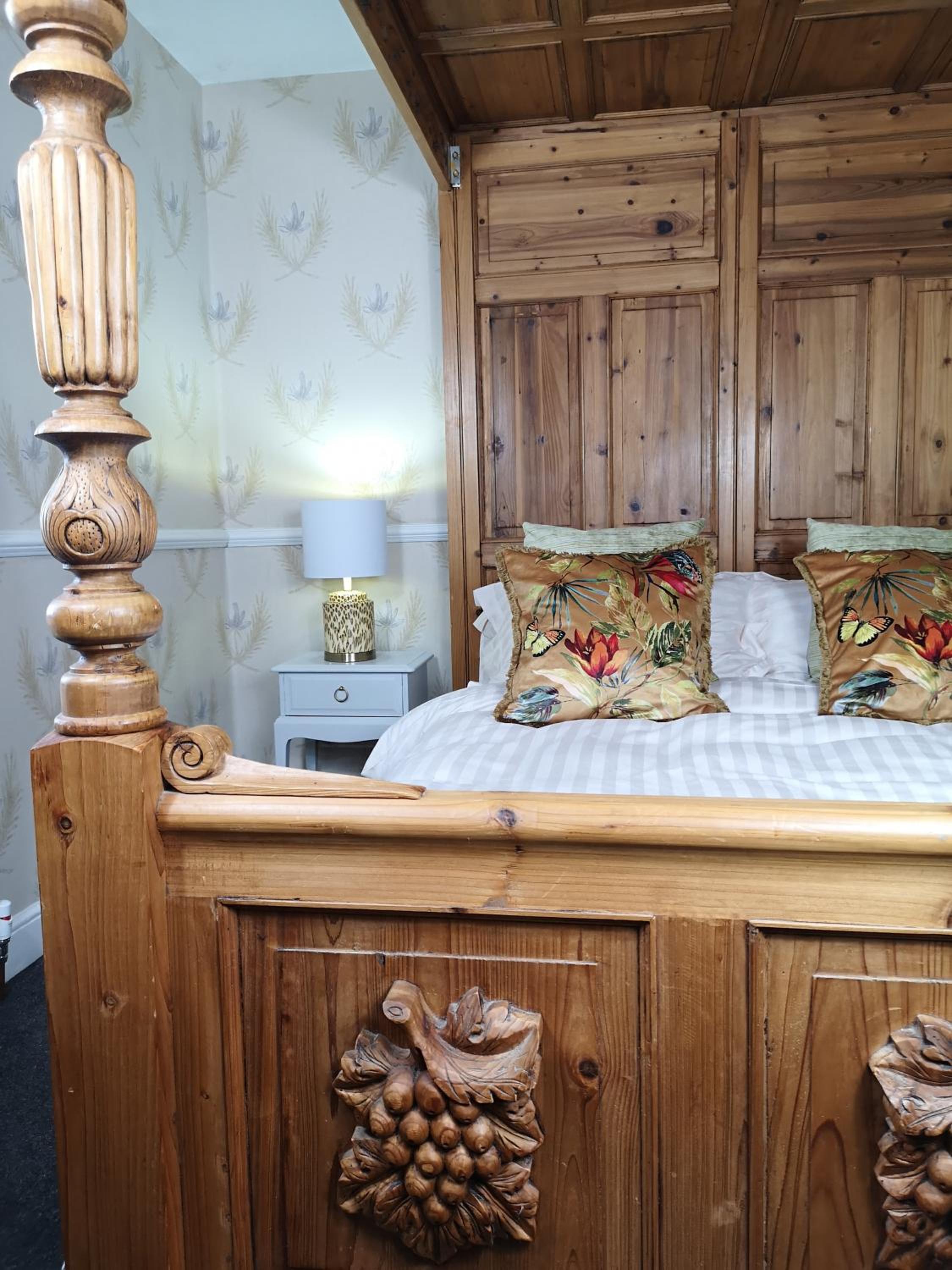 Deluxe King Room - Photo 19