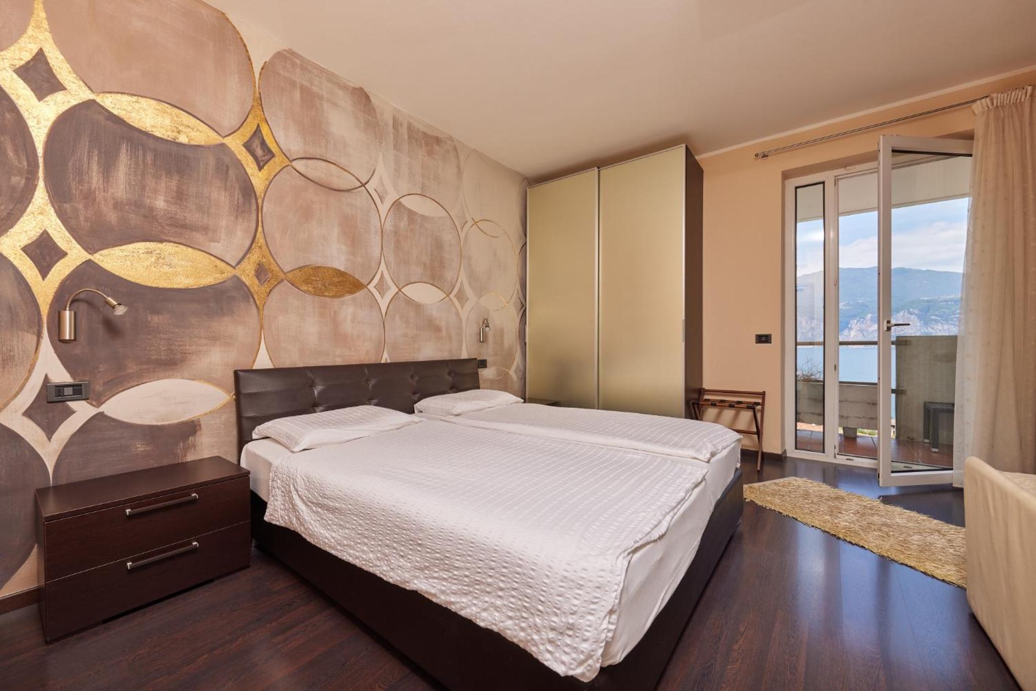 Superior Double Room with Balcony and Lake View