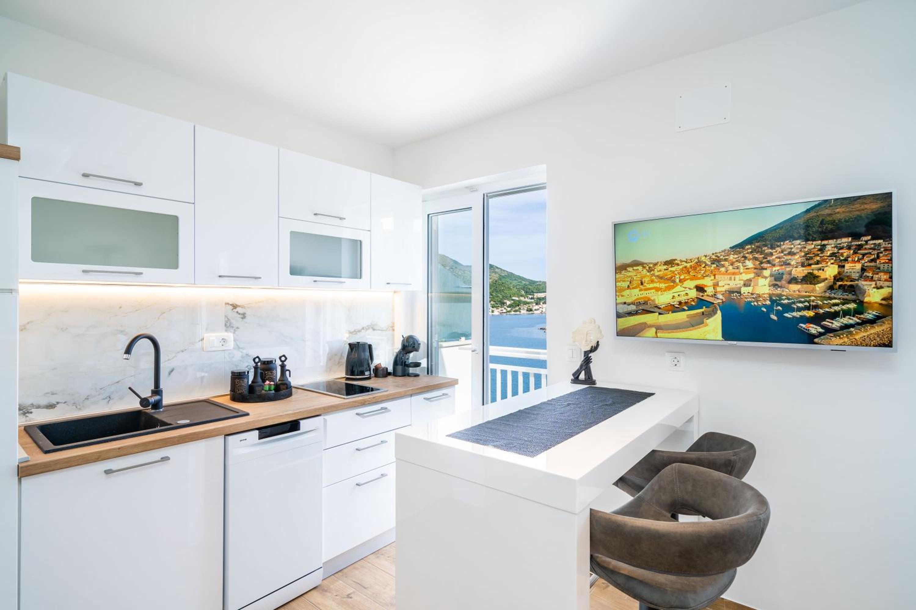 One-Bedroom Apartment with Balcony and Sea View photo 3