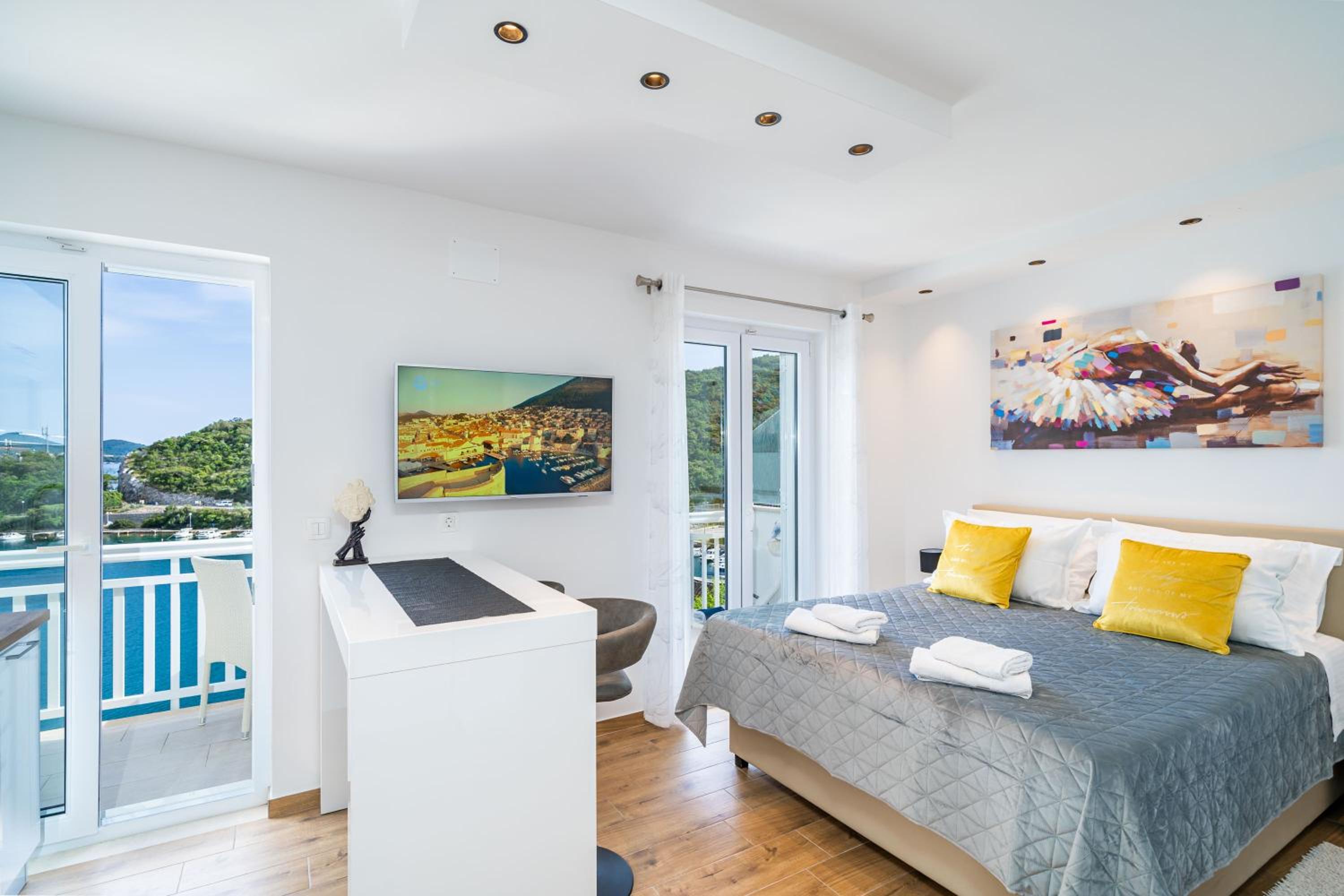 One-Bedroom Apartment with Balcony and Sea View photo 1