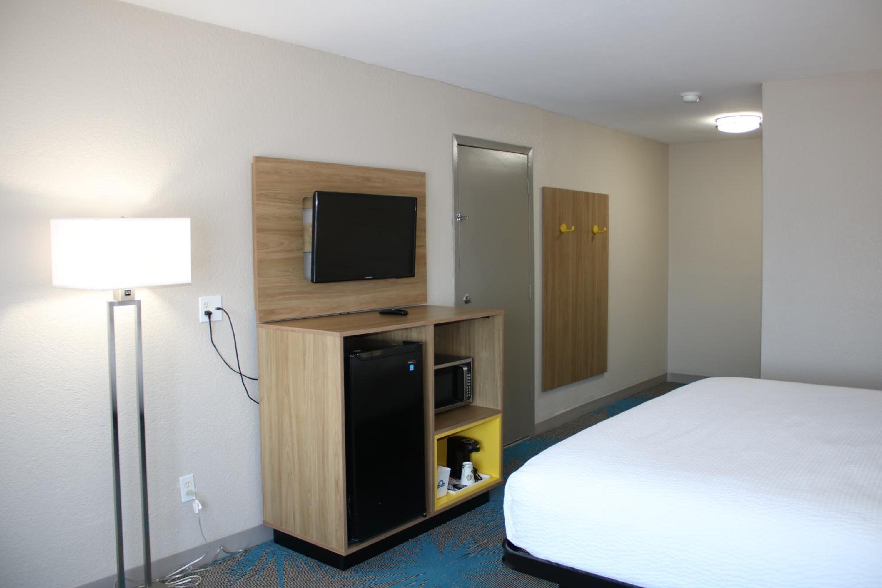 1 King Bed, Mobility/Hearing Accessible Room, Roll-In Shower, Non-Smoking photo 1