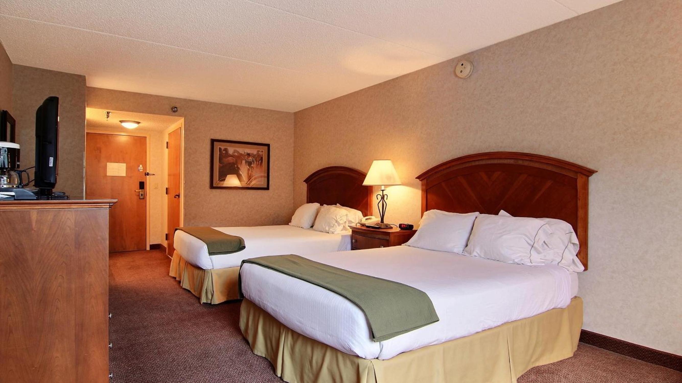 Queen Room with Two Queen Beds - Non-Smoking - Photo 1