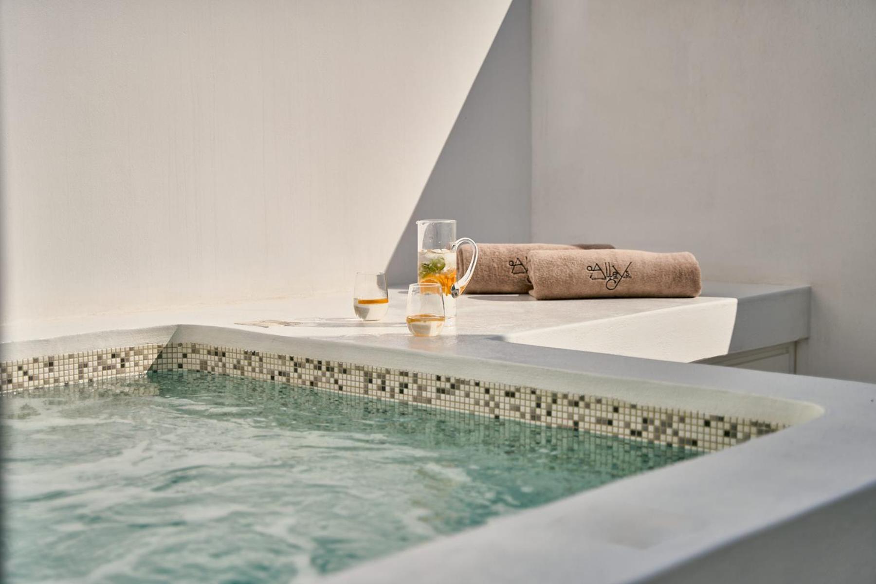 Superior Suite with Hot Tub & Pool View - Photo 5
