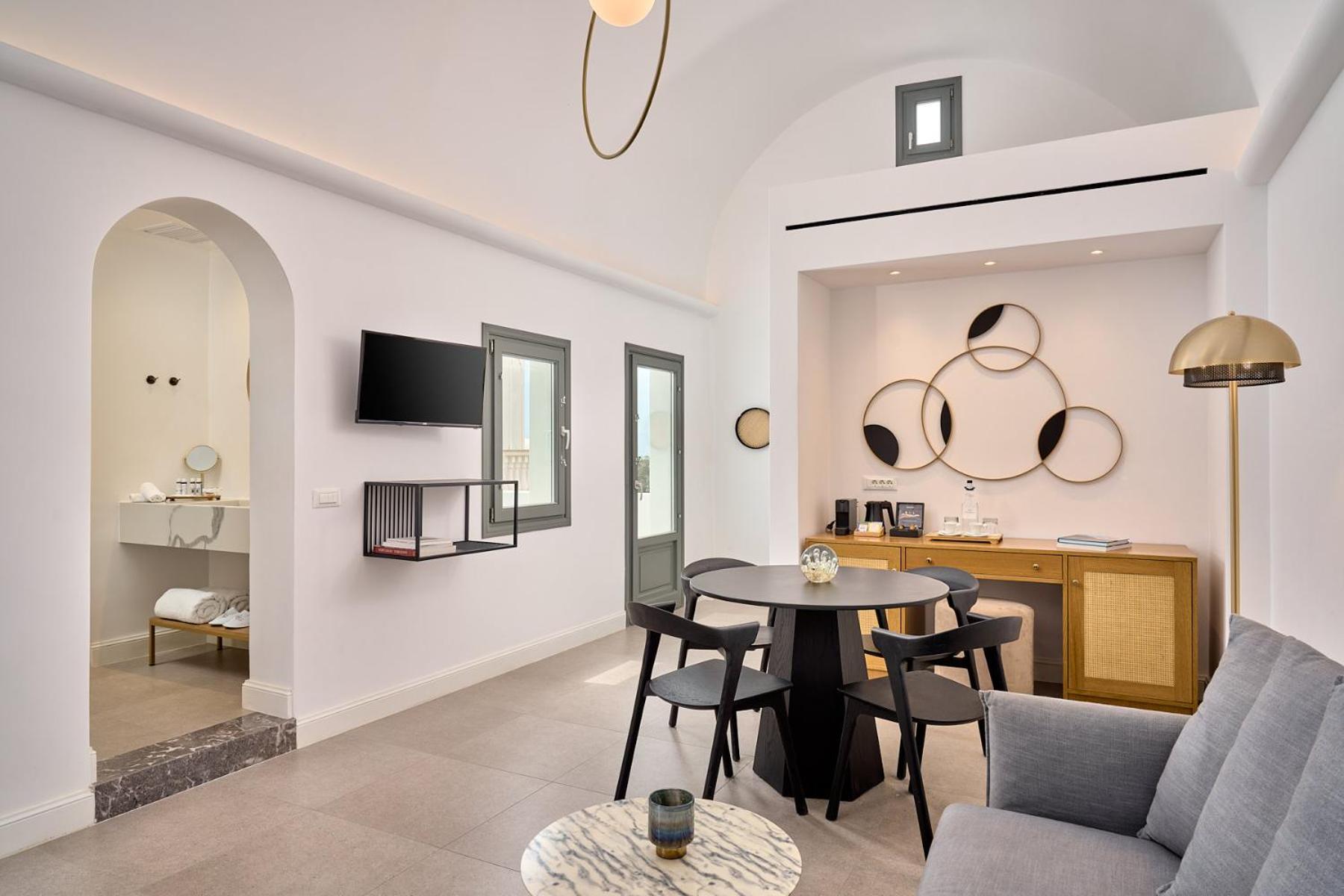 Superior Suite with Hot Tub & Pool View - Photo 15