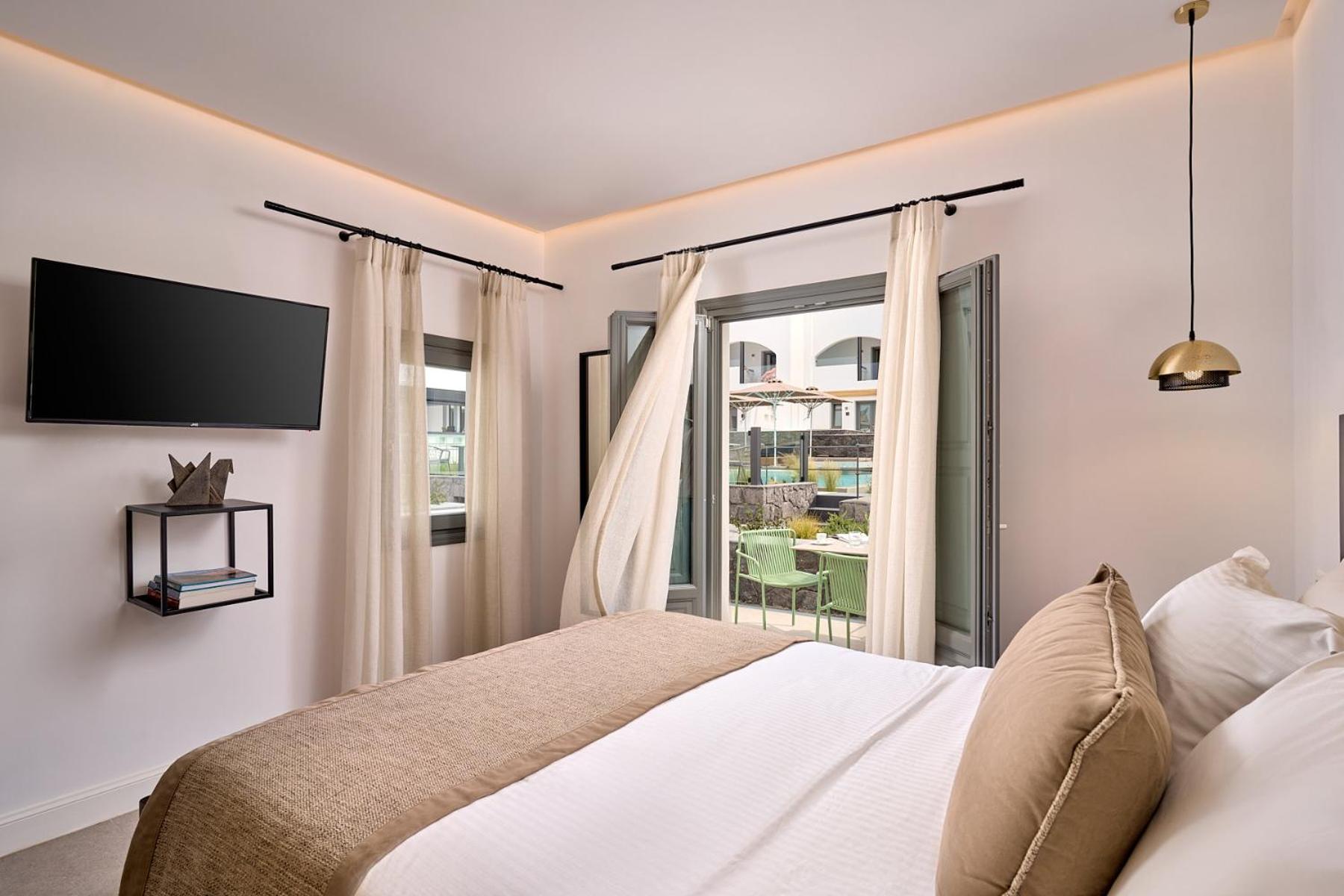 Superior Suite with Hot Tub & Pool View - Photo 9