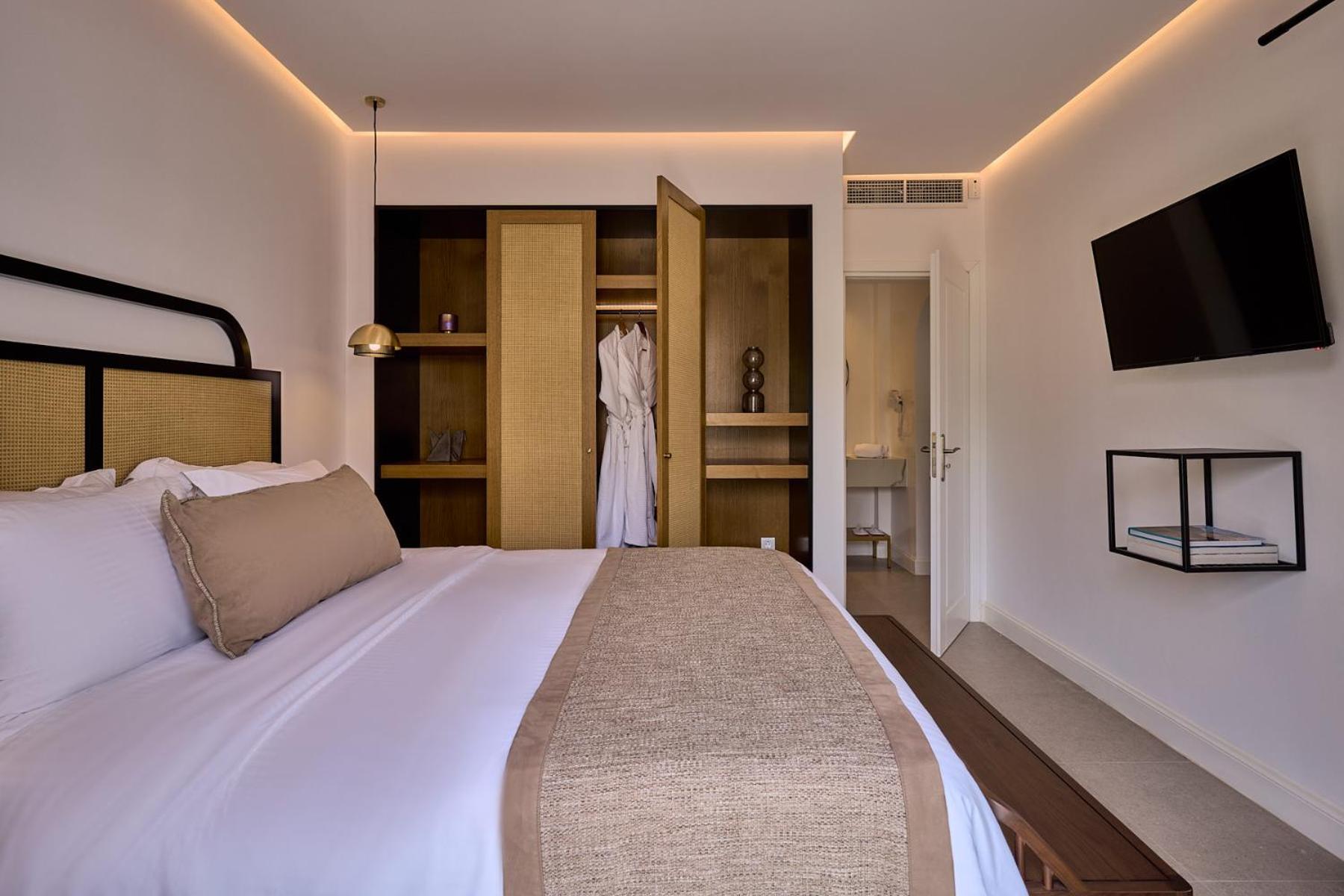 Superior Suite with Hot Tub & Pool View - Photo 8