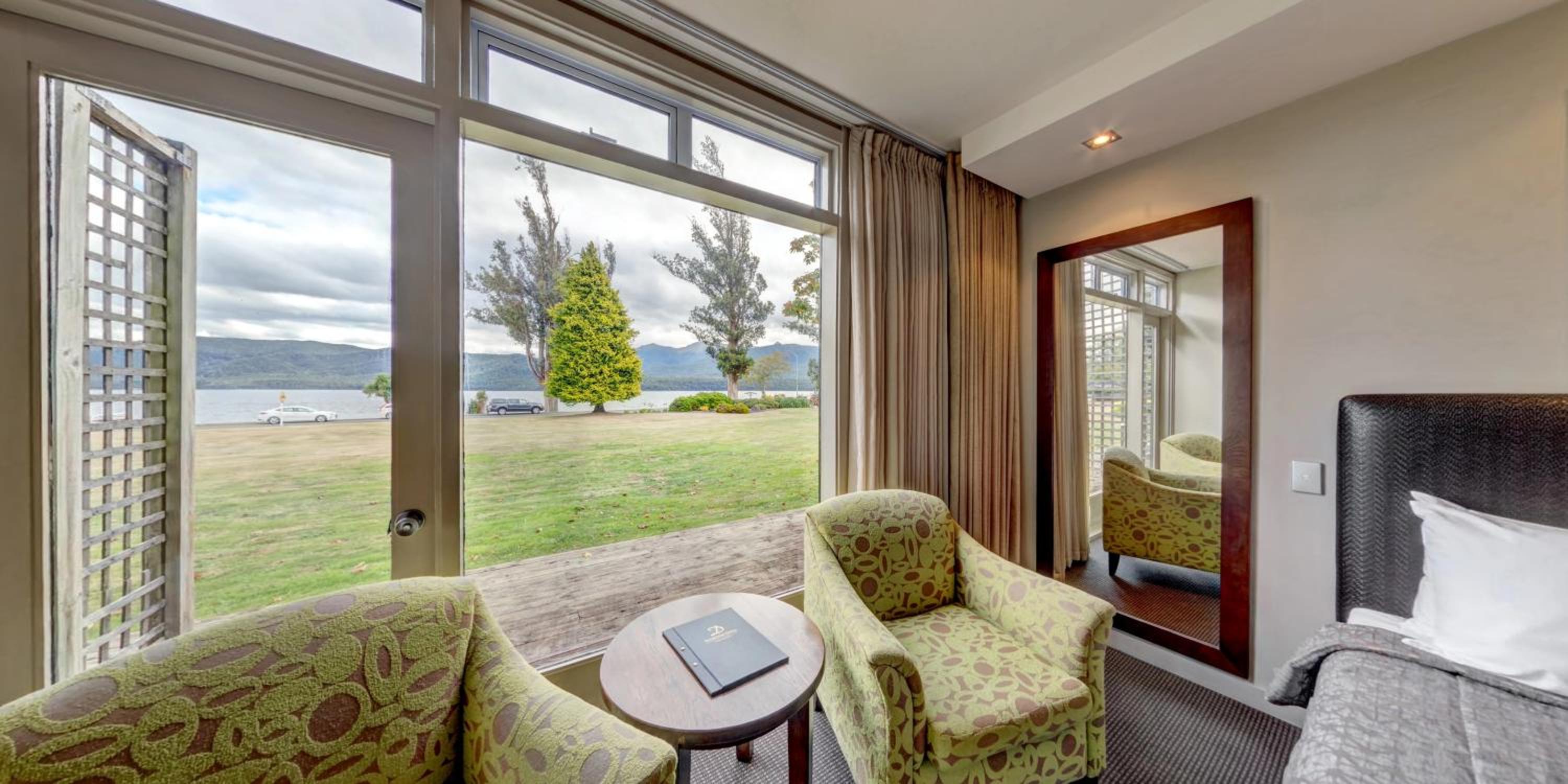 Double Room with Lake View - Photo 3