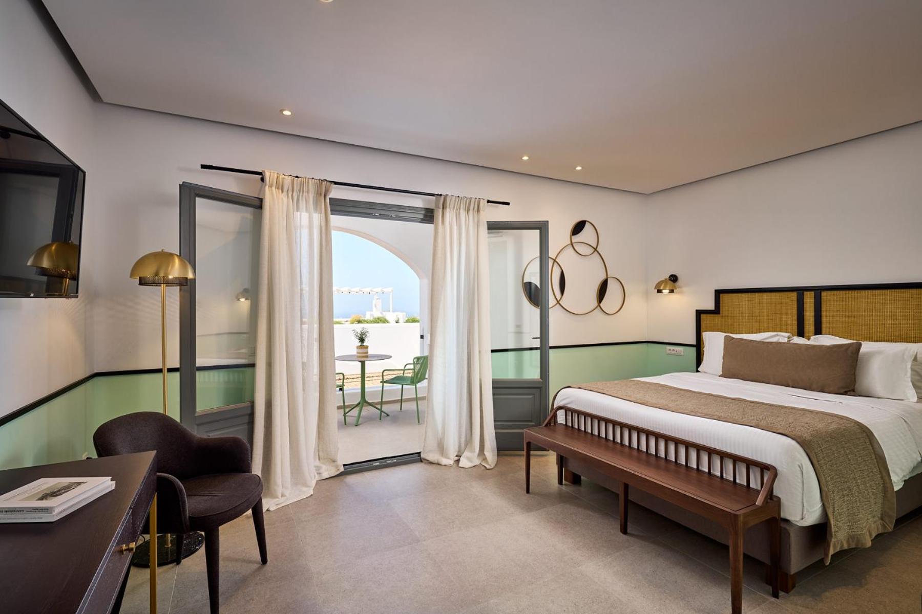 Junior Suite with Hot Tub & Pool View - Photo 1