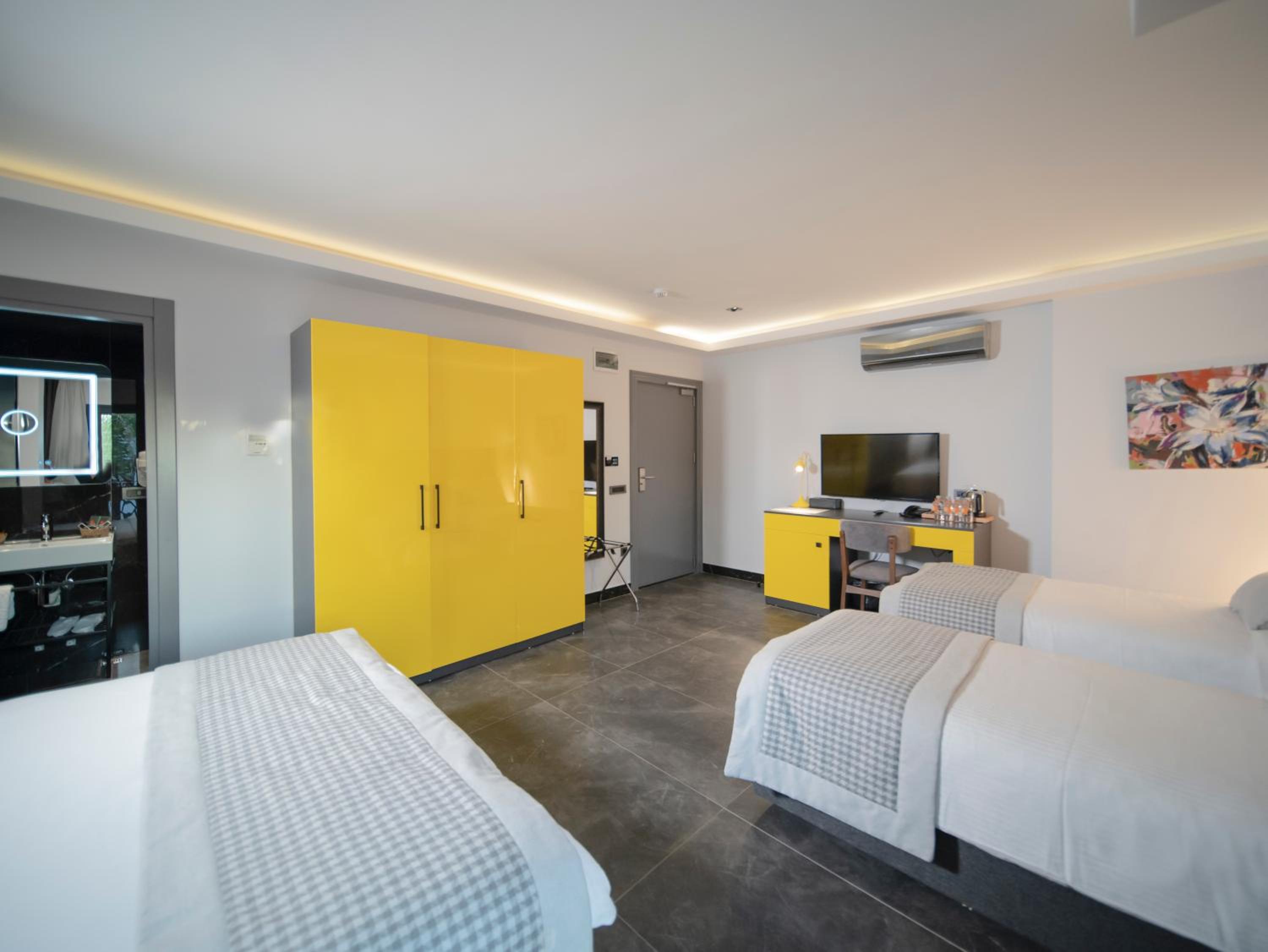 Deluxe Family Suite - Photo 6