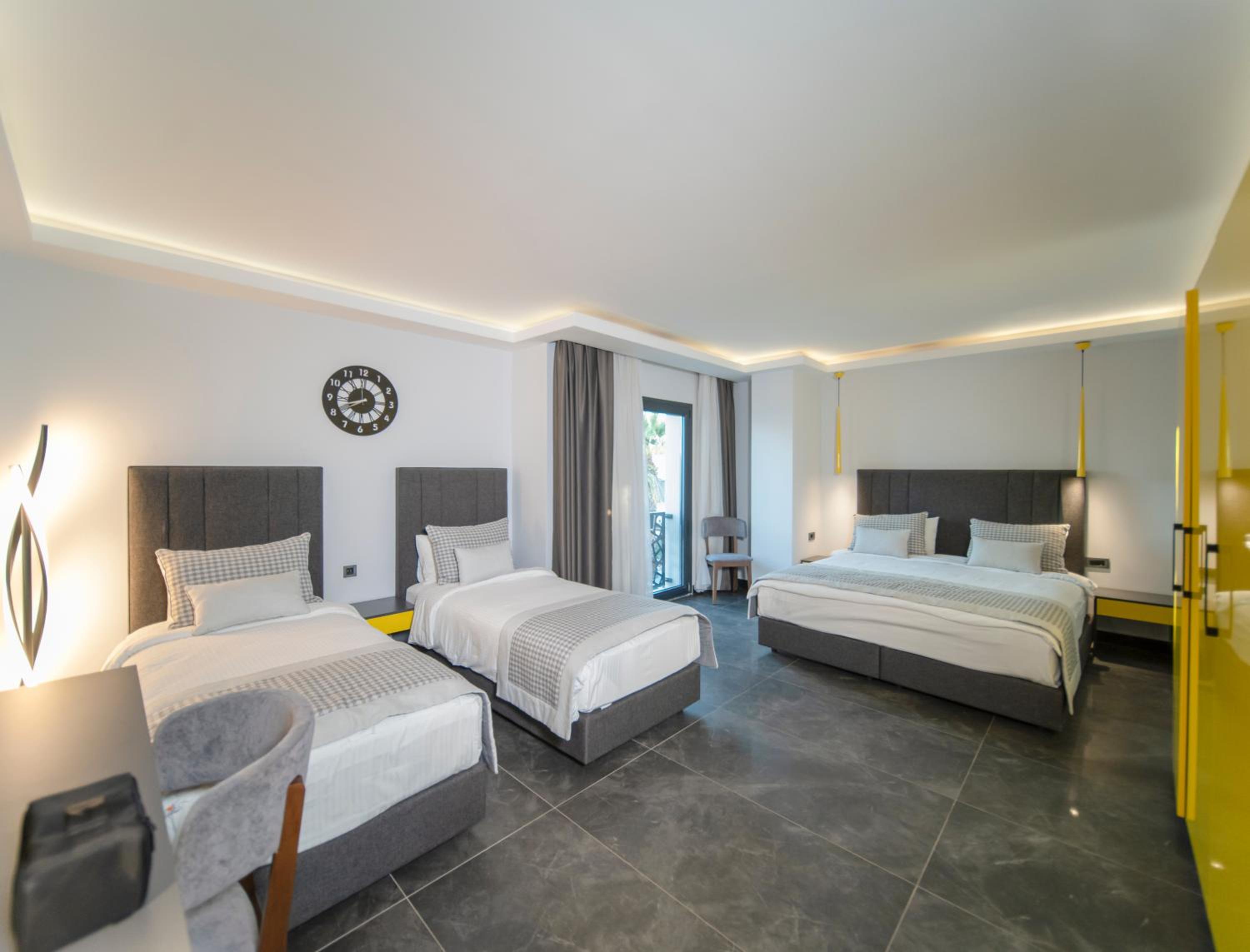 Deluxe Family Suite - Photo 5