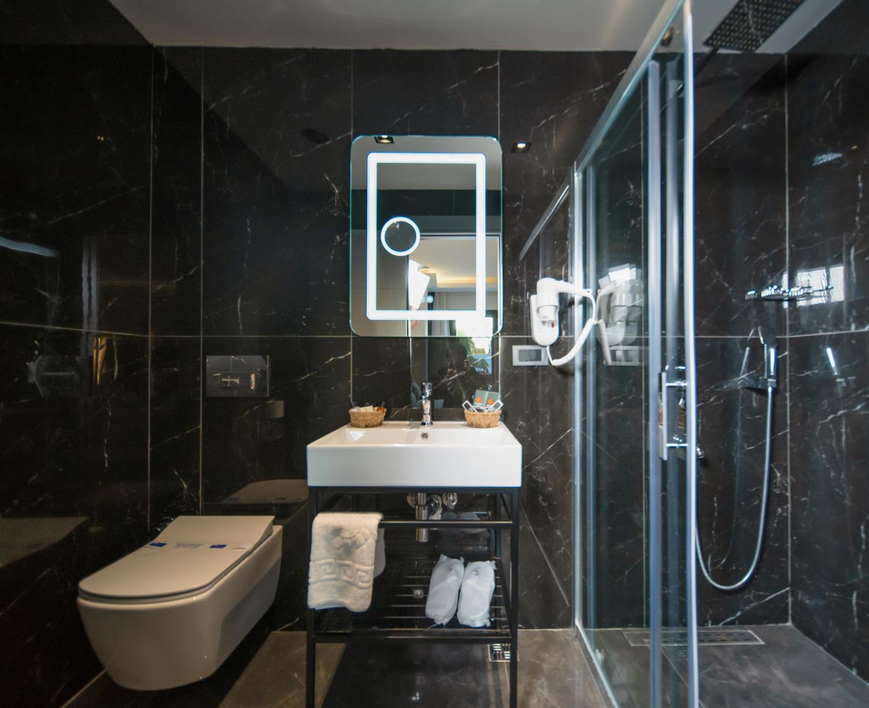 Deluxe Family Suite - Photo 2