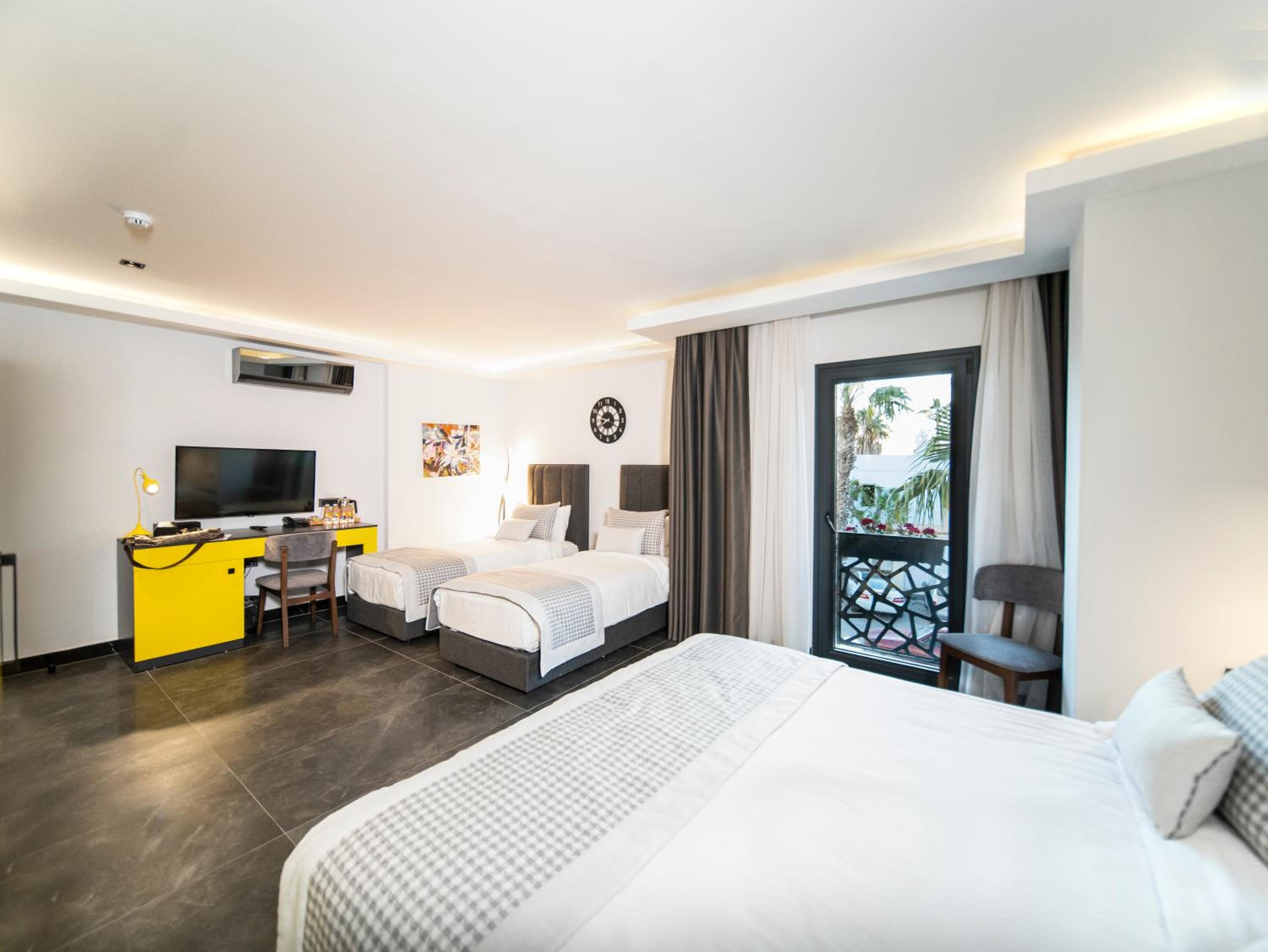 Deluxe Family Suite - Photo 3
