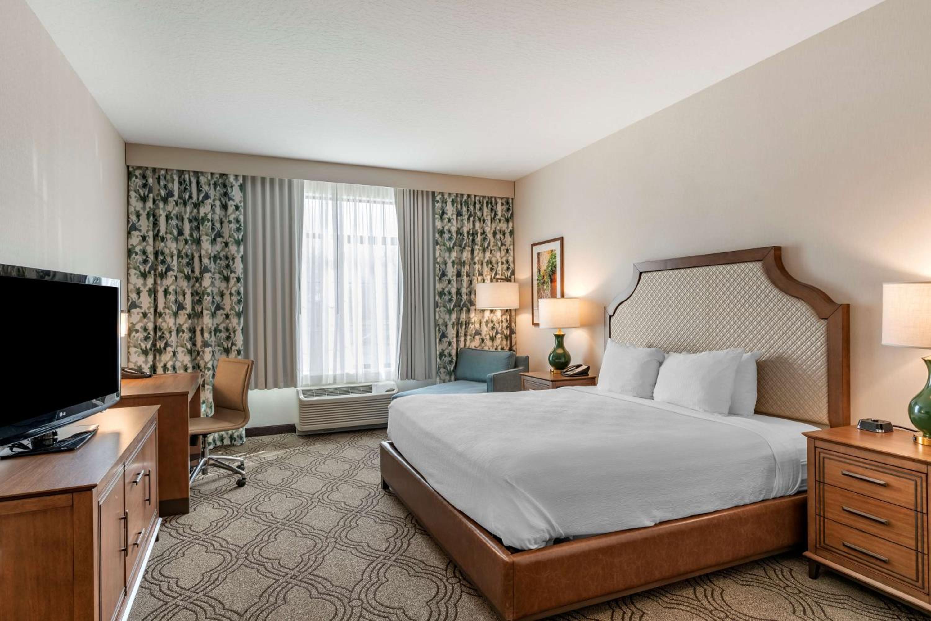 Standard King Room - Photo 10