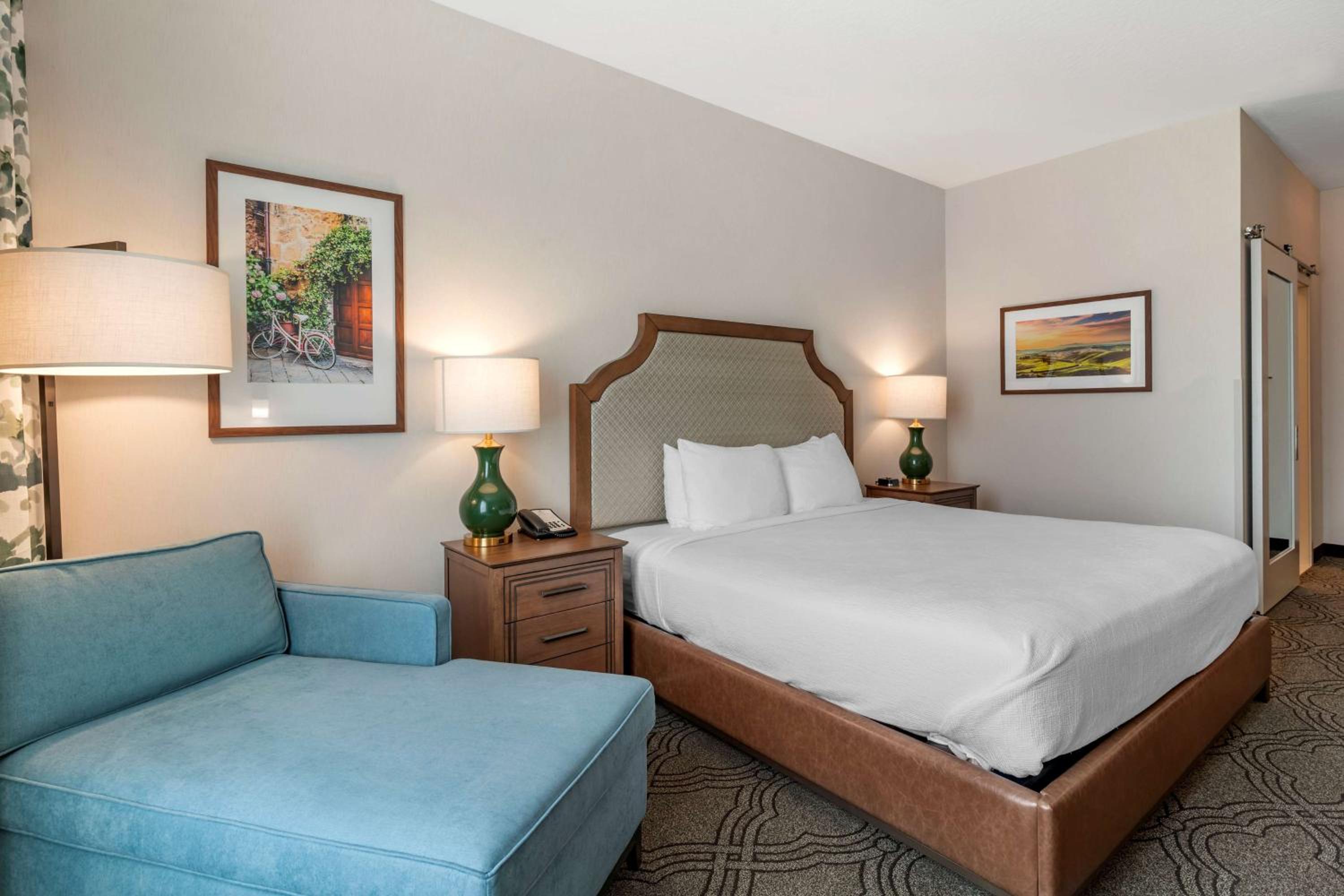 Standard King Room - Photo 8