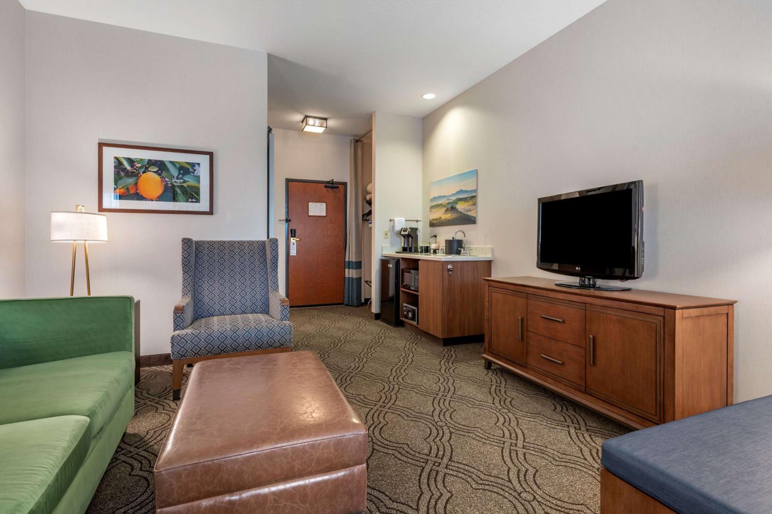 Deluxe Queen Suite with Two Queen Beds - Photo 9