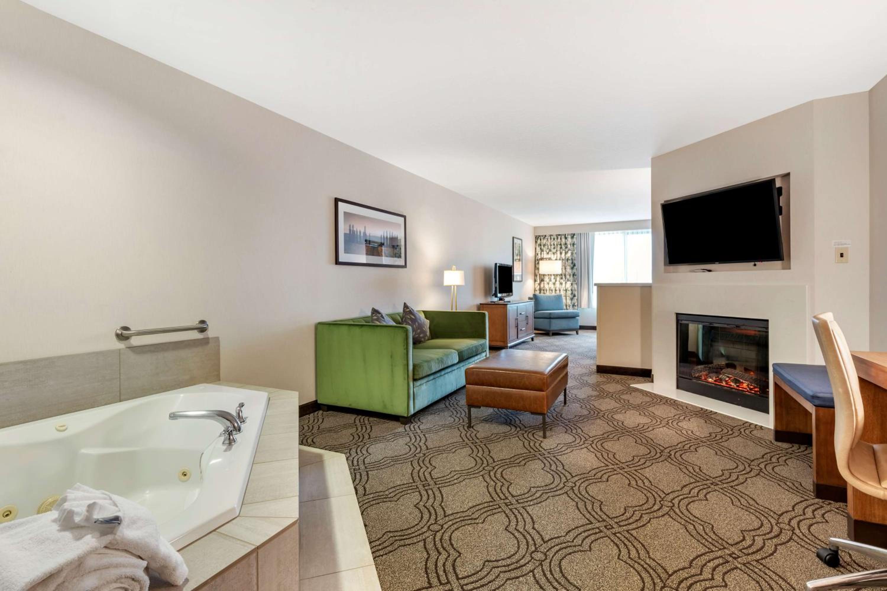King Suite with Spa Bath - Photo 6
