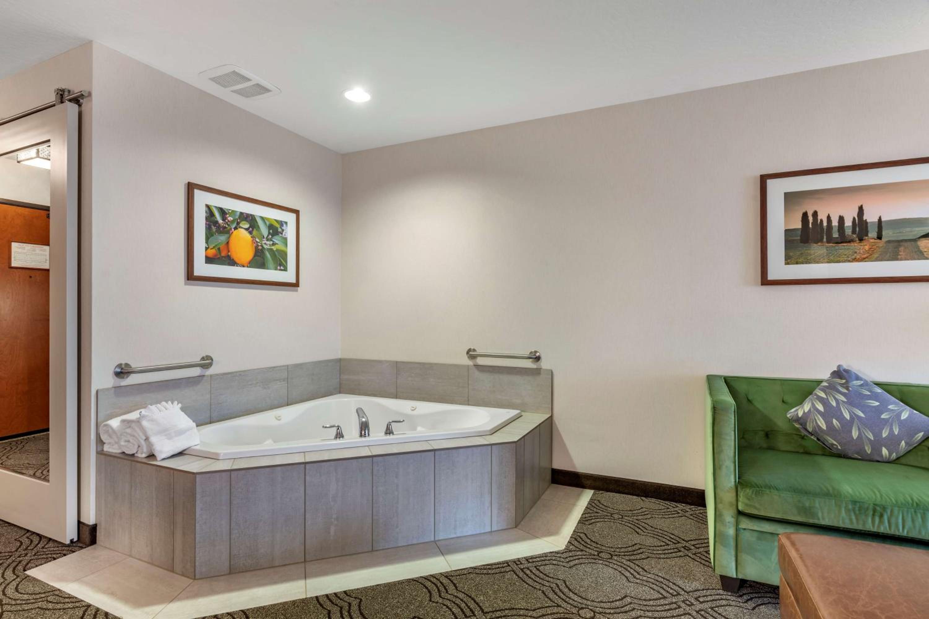 King Suite with Spa Bath - Photo 5