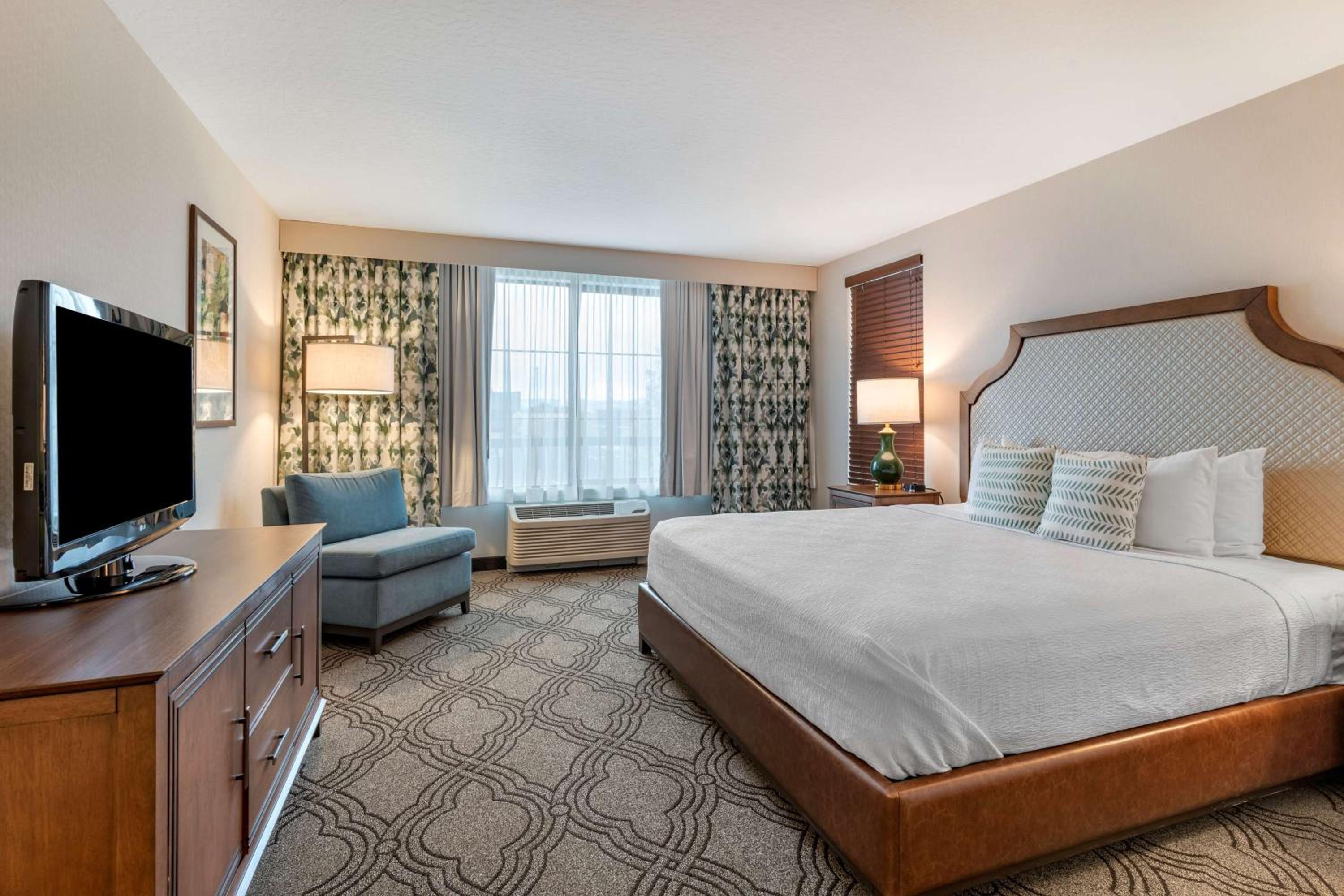 Standard King Room - Photo 9
