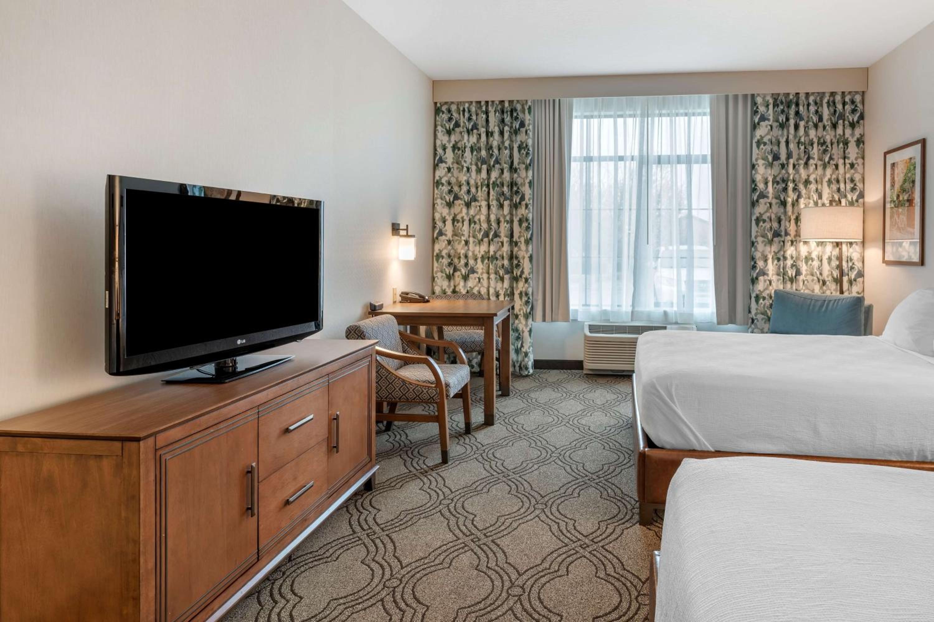 Queen Room with Two Queen Beds - Non-Smoking - Photo 1