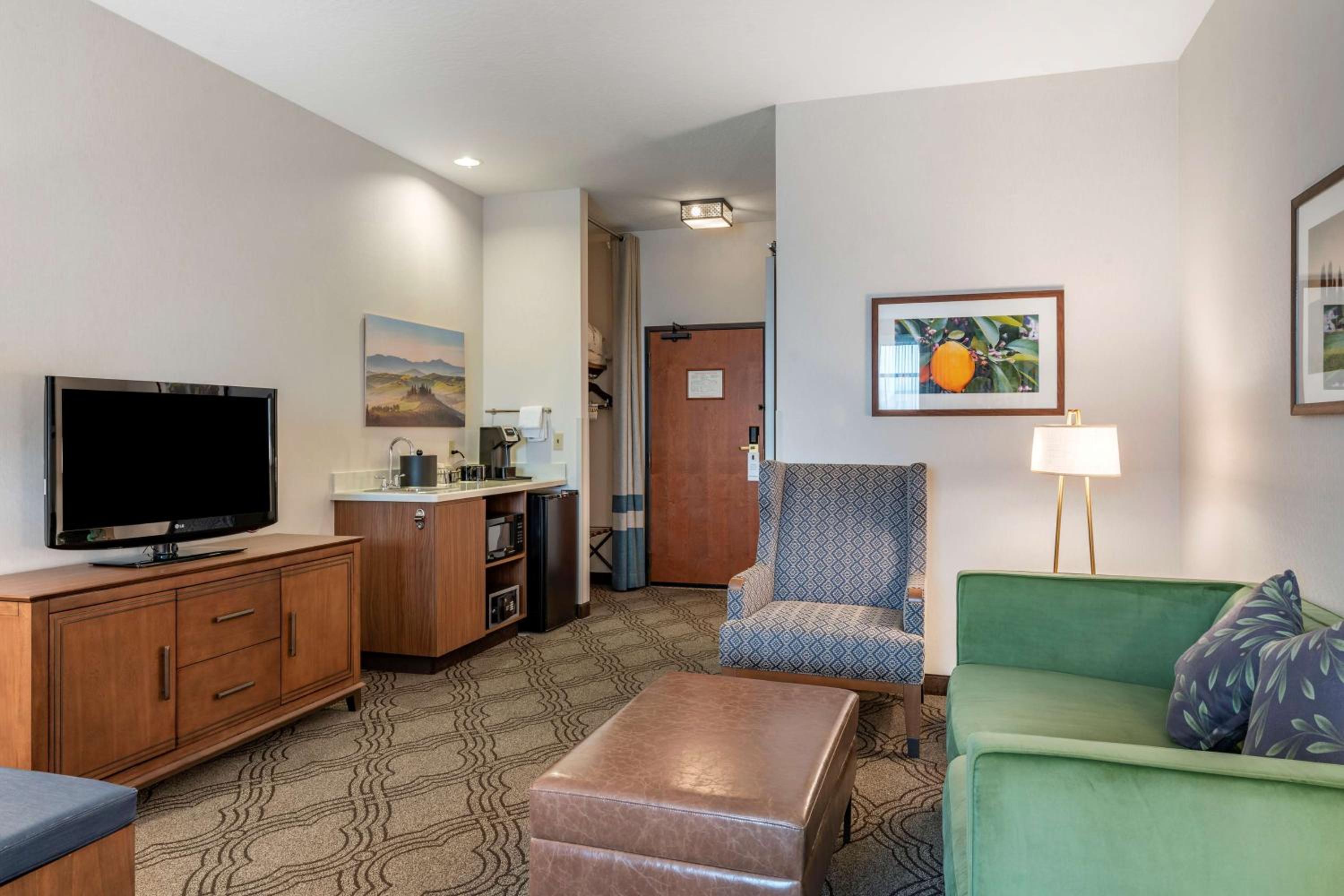 Deluxe Queen Suite with Two Queen Beds - Photo 2