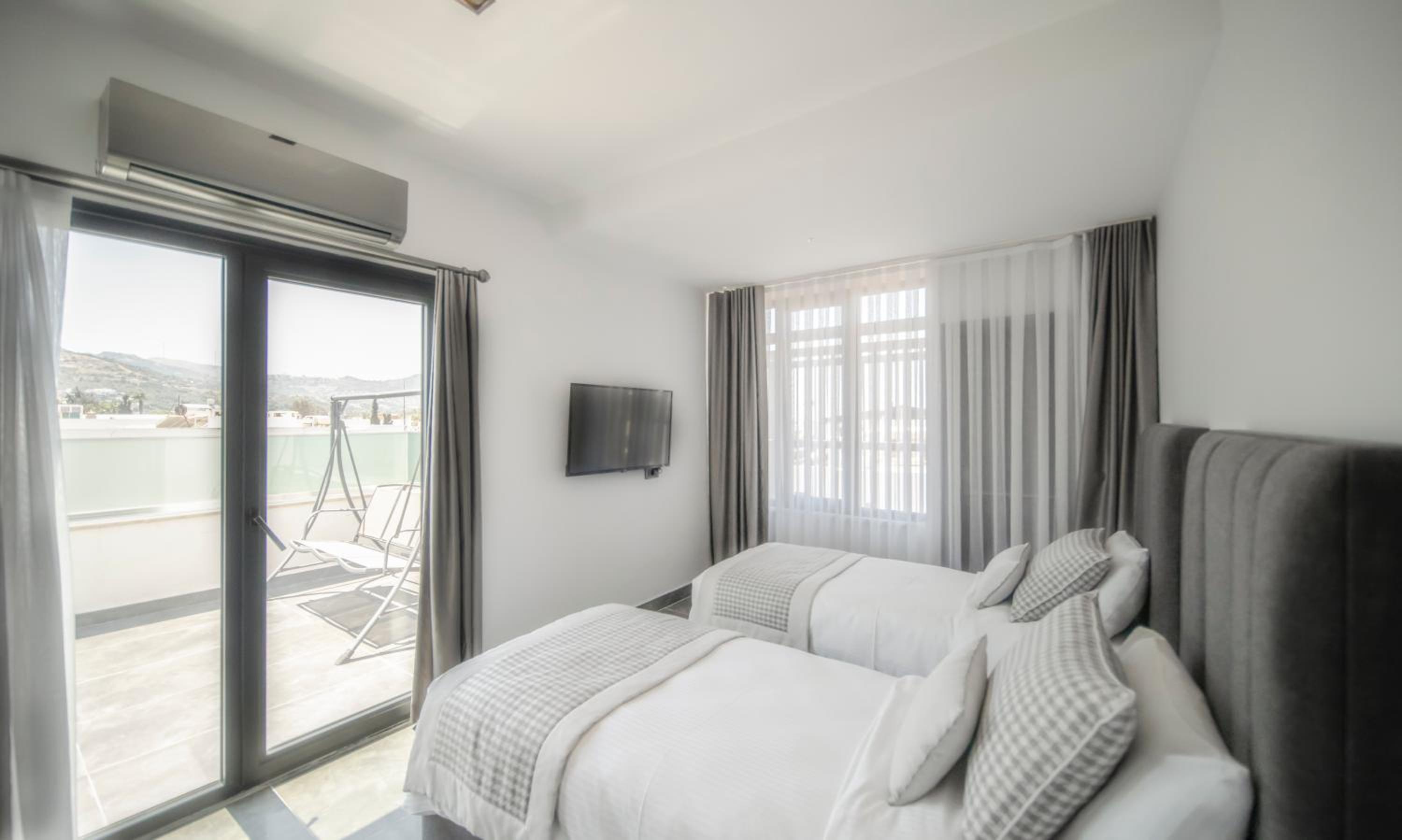 King Suite with Balcony - Photo 16